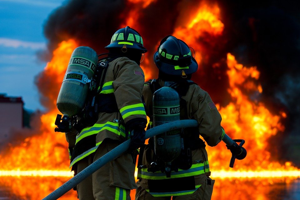 Deux sapeurs pompiers qui tiennent un tuyau d'incendie | Photo : Pixabay