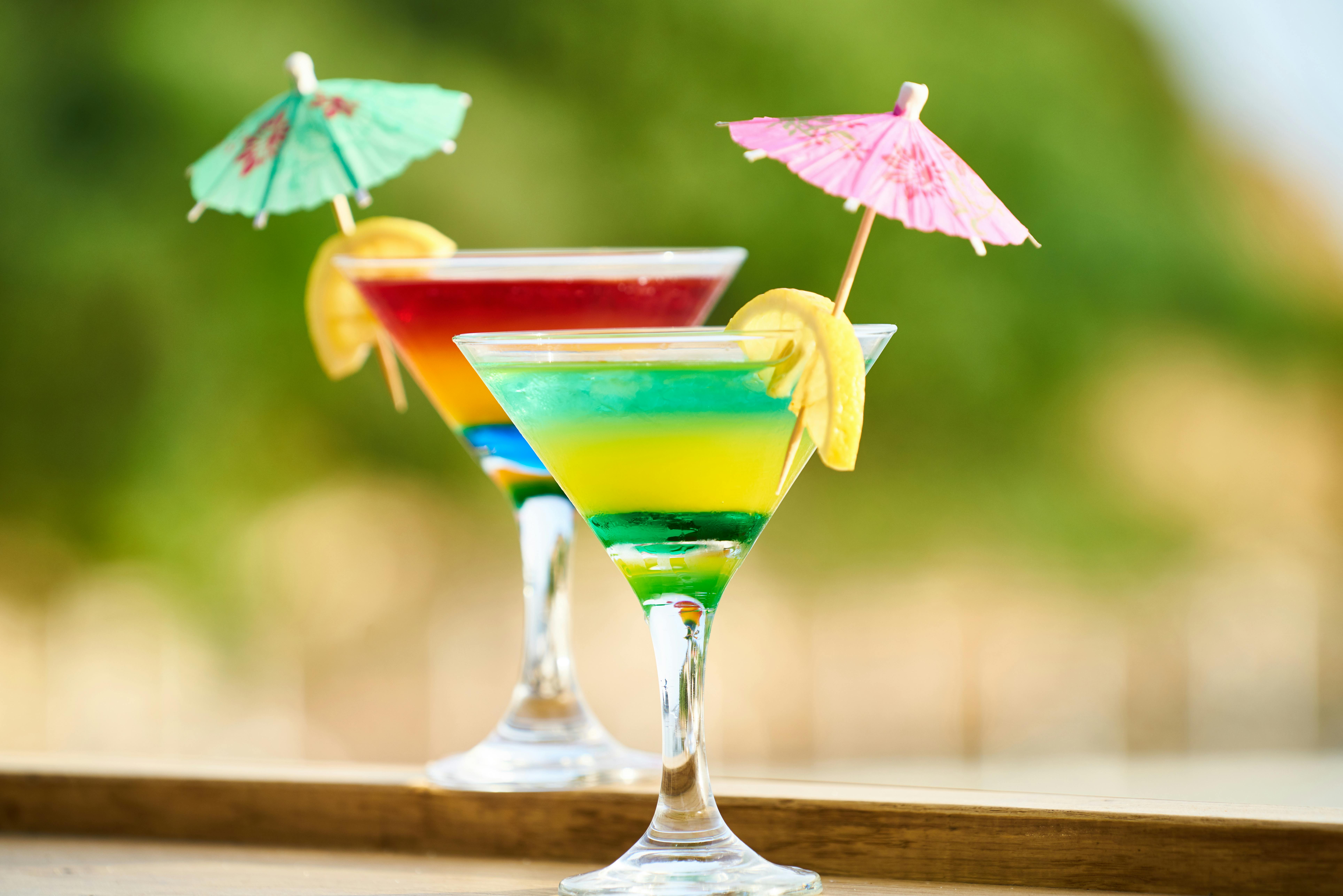 Deux cocktails avec des parapluies | Source : Pexels