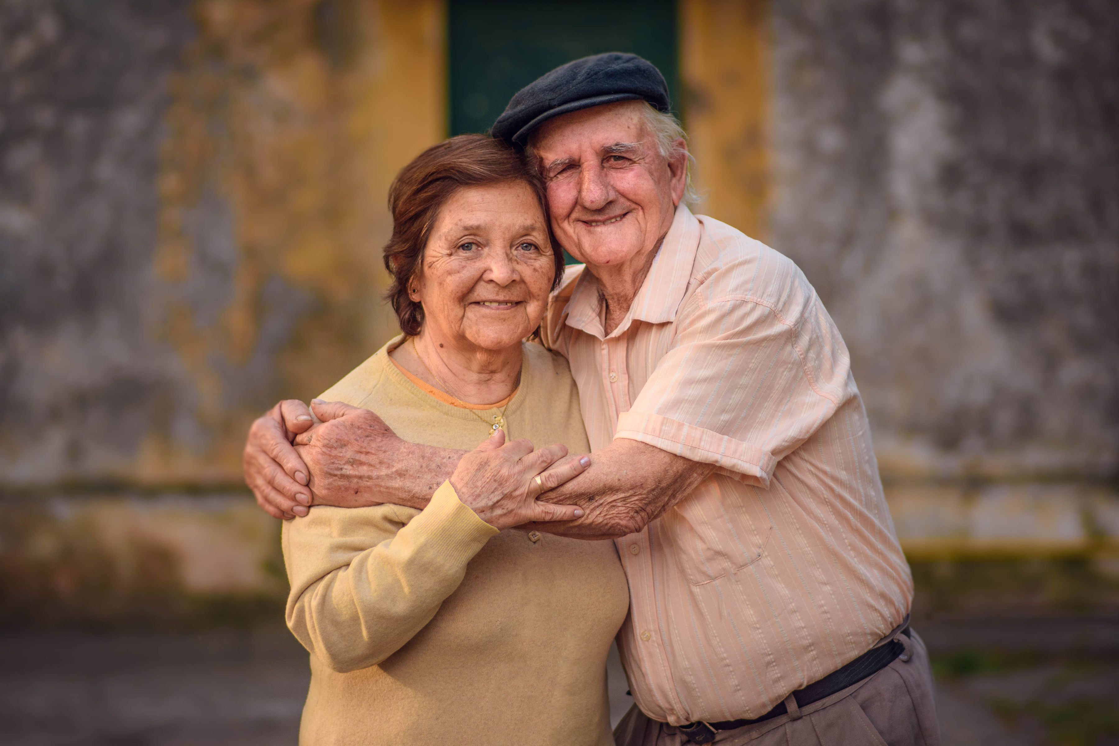 Une image touchante d'un couple de personnes âgées qui s'étreignent en plein air | Source : Pexels