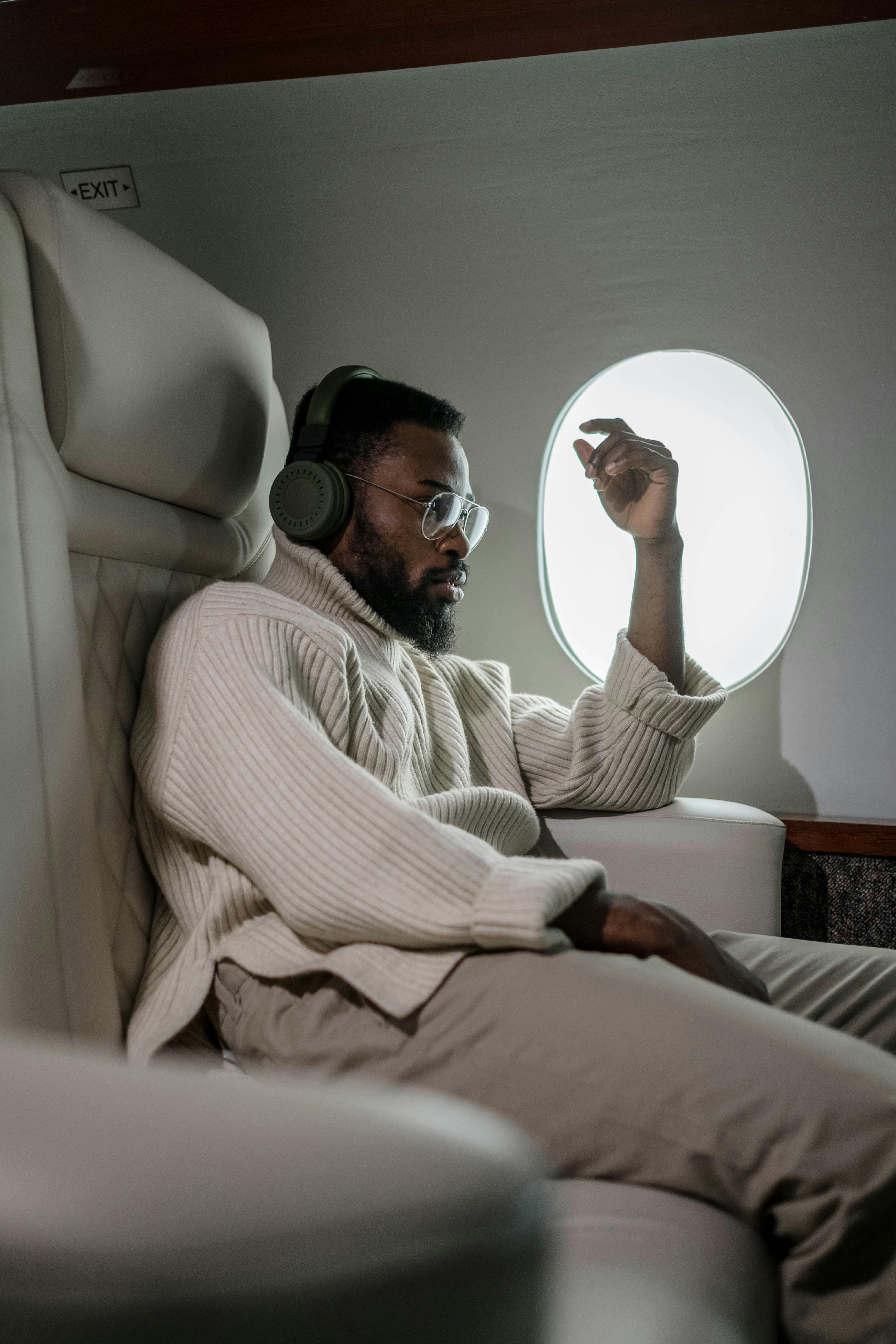 Un homme à l'intérieur d'un avion | Source : Pexels