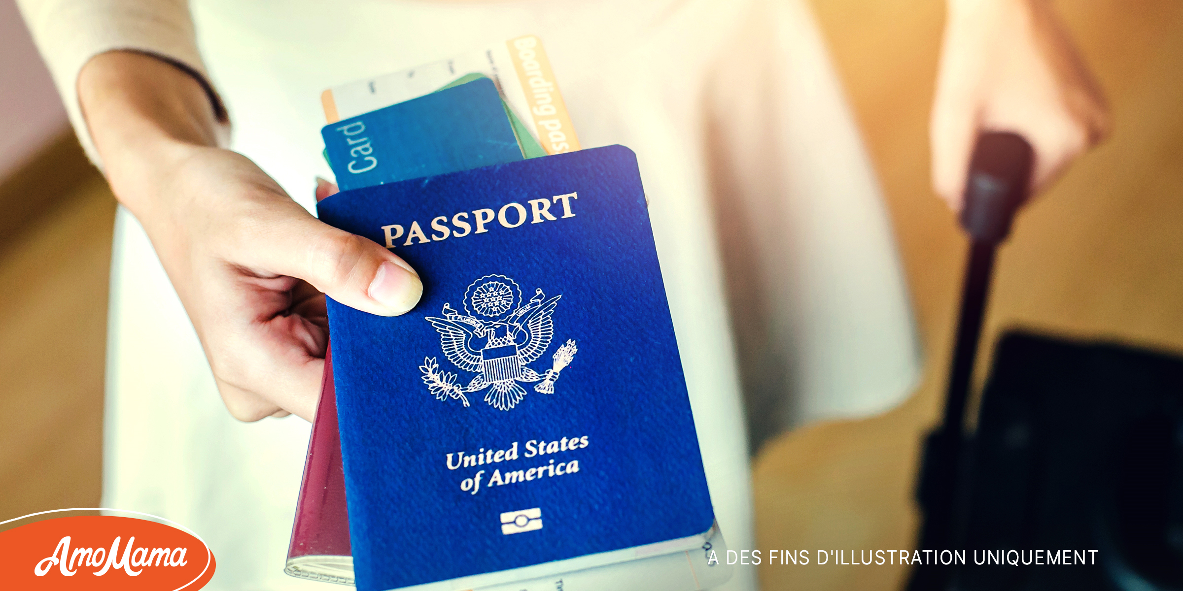 Une fille tenant un passeport et une carte d'embarquement | Source : Shutterstock
