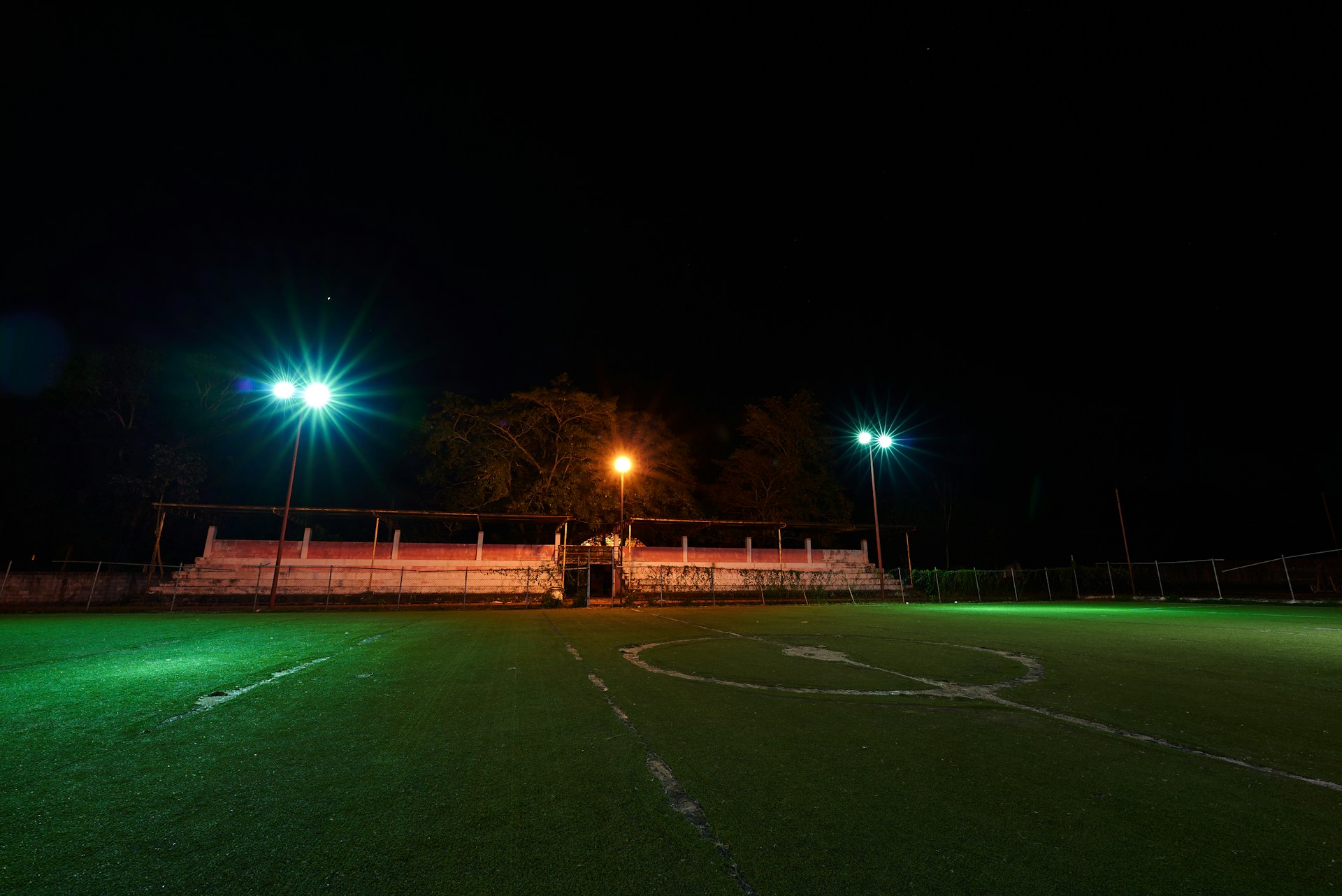 Un terrain de football vide la nuit | Source : Unsplash