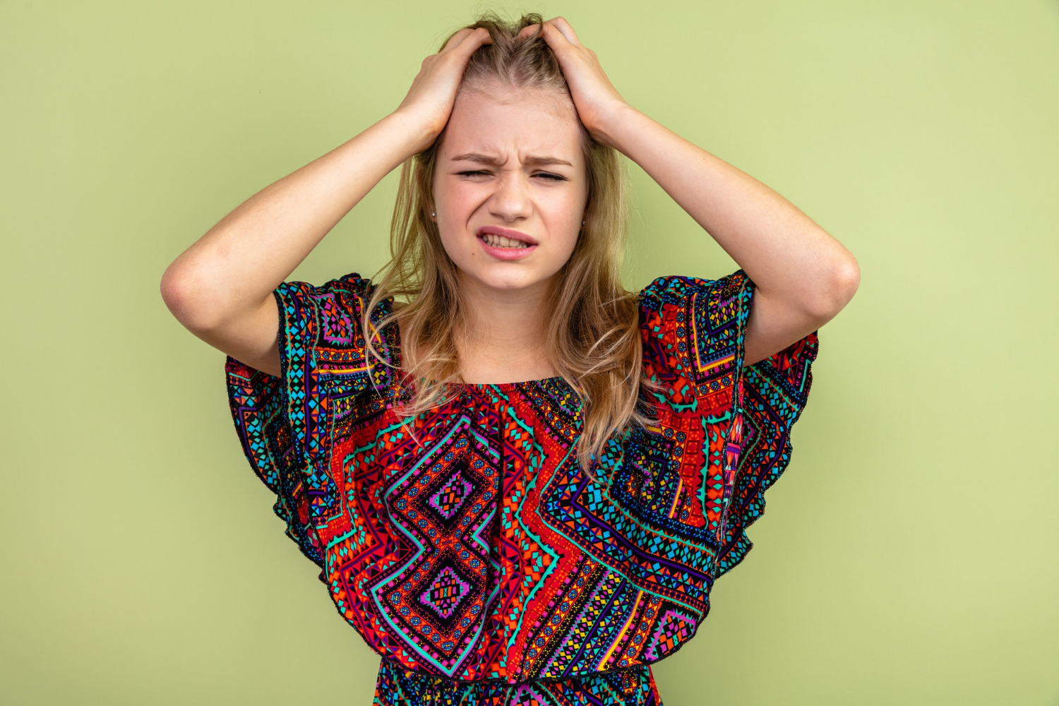 Une adolescente frustrée | Source : Freepik
