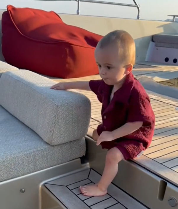 Capture d'écran de la vidéo de Paris Hilton montrant Phoenix lors d'une balade en catamaran | Source : TikTok/parishilton