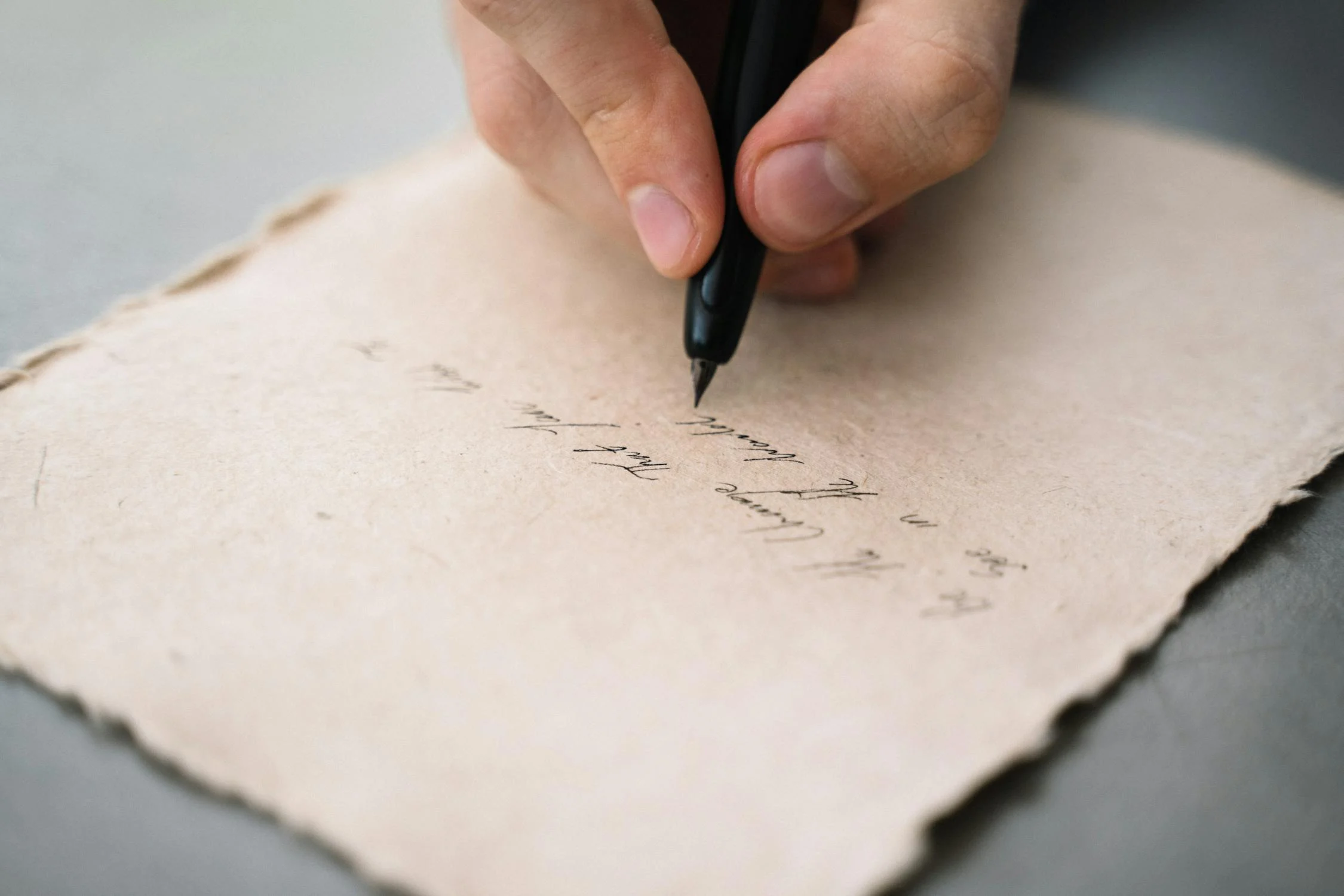 Un homme qui écrit une lettre | Source : Pexels