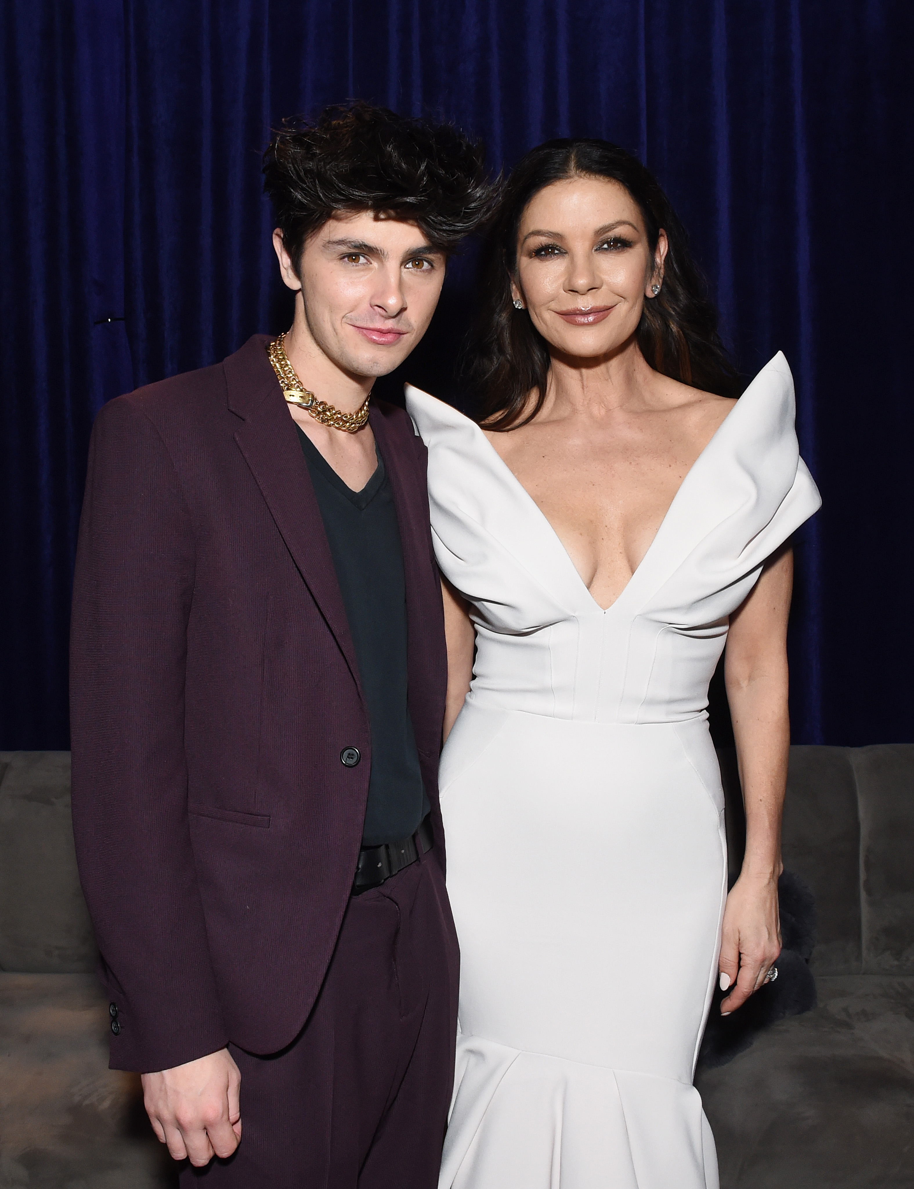 Dylan Douglas et Catherine Zeta-Jones lors de la première mondiale de "Mercredi" de Netflix au Hollywood Legion Theater le 16 novembre 2022 à Los Angeles, Californie | Source : Getty Images