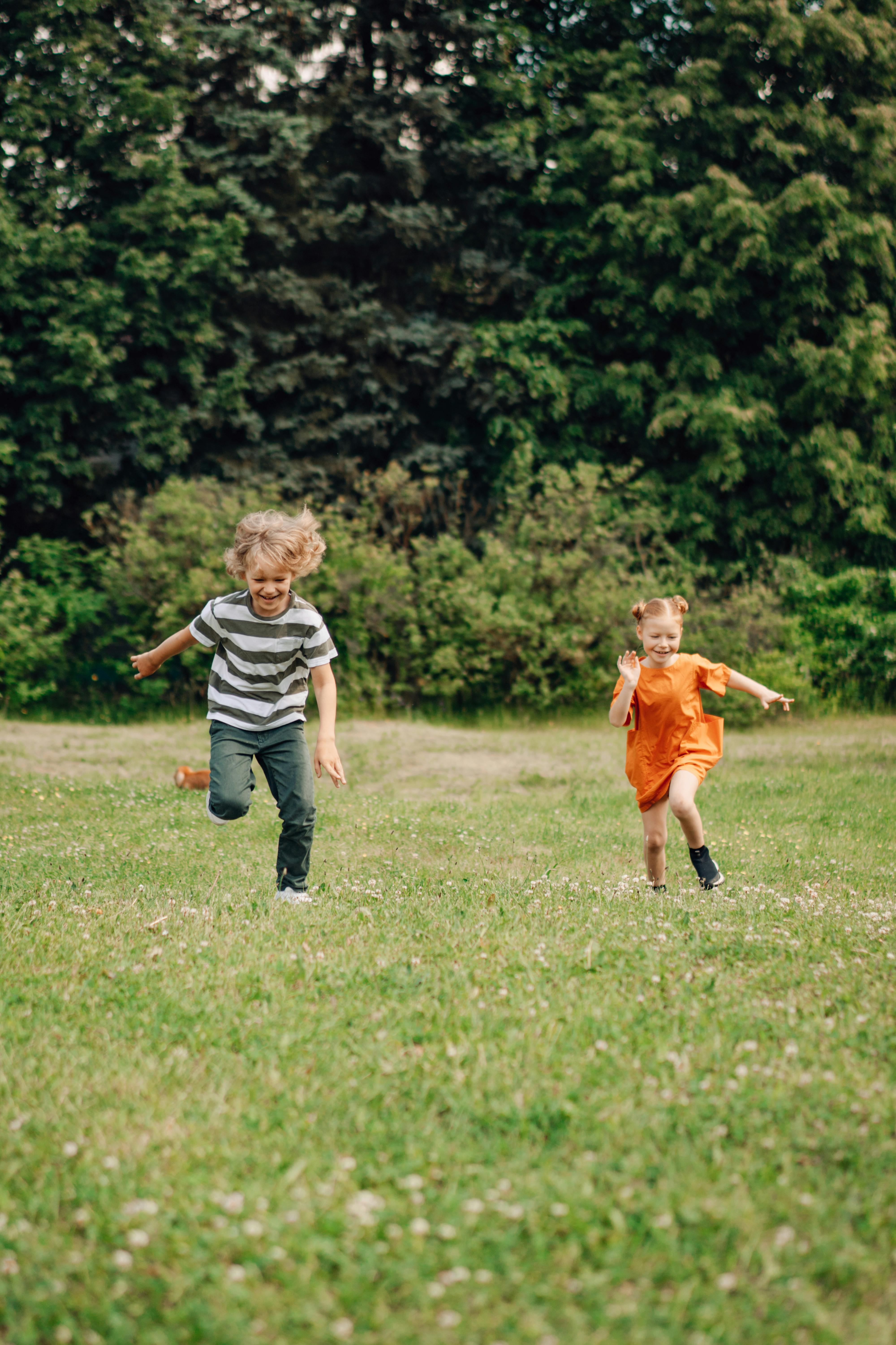 Enfants jouant à l'extérieur | Source : Midjourney