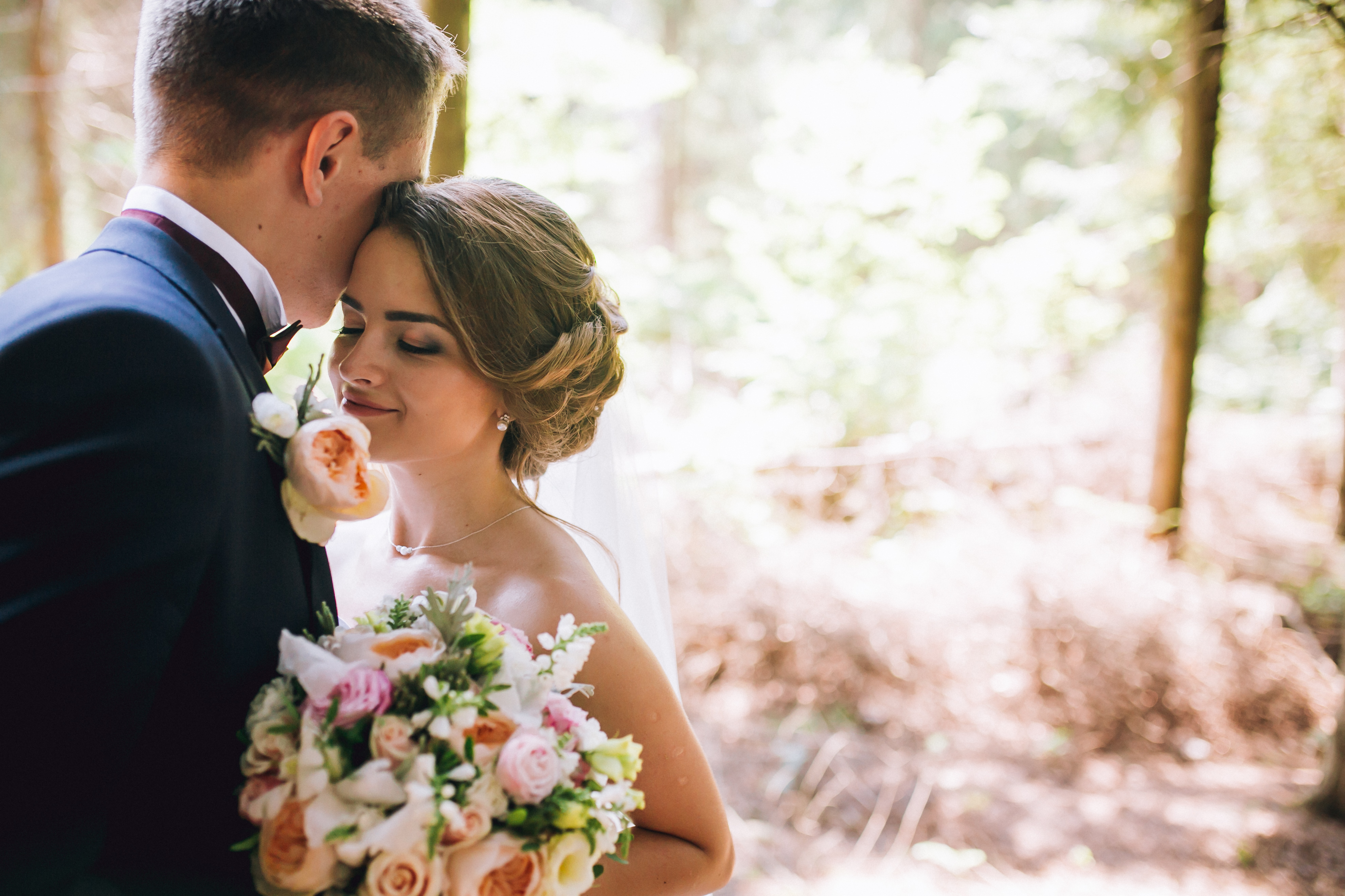 Un couple de jeunes mariés | Source : Shutterstock