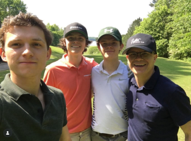 Au fil de sa carrière, il s'est inspiré de son père pour apprendre à gérer les critiques avec élégance. Sur cette photo, on le voit poser avec ses frères sur un terrain de golf le 5 mai 2024. | Source : Instagram/dommoholland