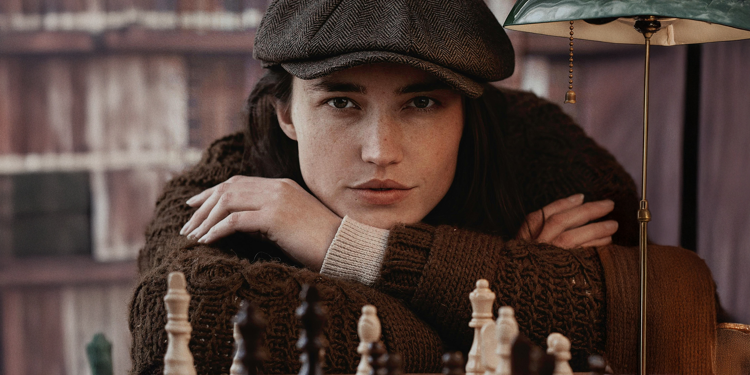 Femme appuyée sur l'échiquier | Source : Pexels