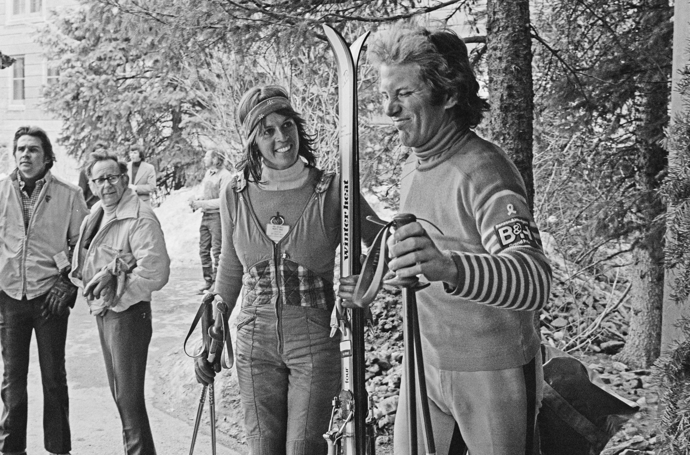 La chanteuse franco-américaine Claudine Longet et son compagnon, le skieur alpin américain Spider Sabich (1945-1976), assistent au tournoi Pro-Am Lange Cup, organisé à la station de Sun Valley, à l'extrémité nord de la vallée de Wood River, dans l'Idaho, en mars 1974. Le tournoi, qui se déroule du 20 au 24 mars, est présenté par l'actrice Janet Leigh I Source : Getty Images