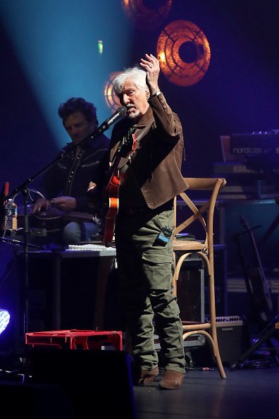 Hugues Aufray se produit à la Salle Pleyel le 18 octobre 2019 à Paris, France. | Photo : Getty Images