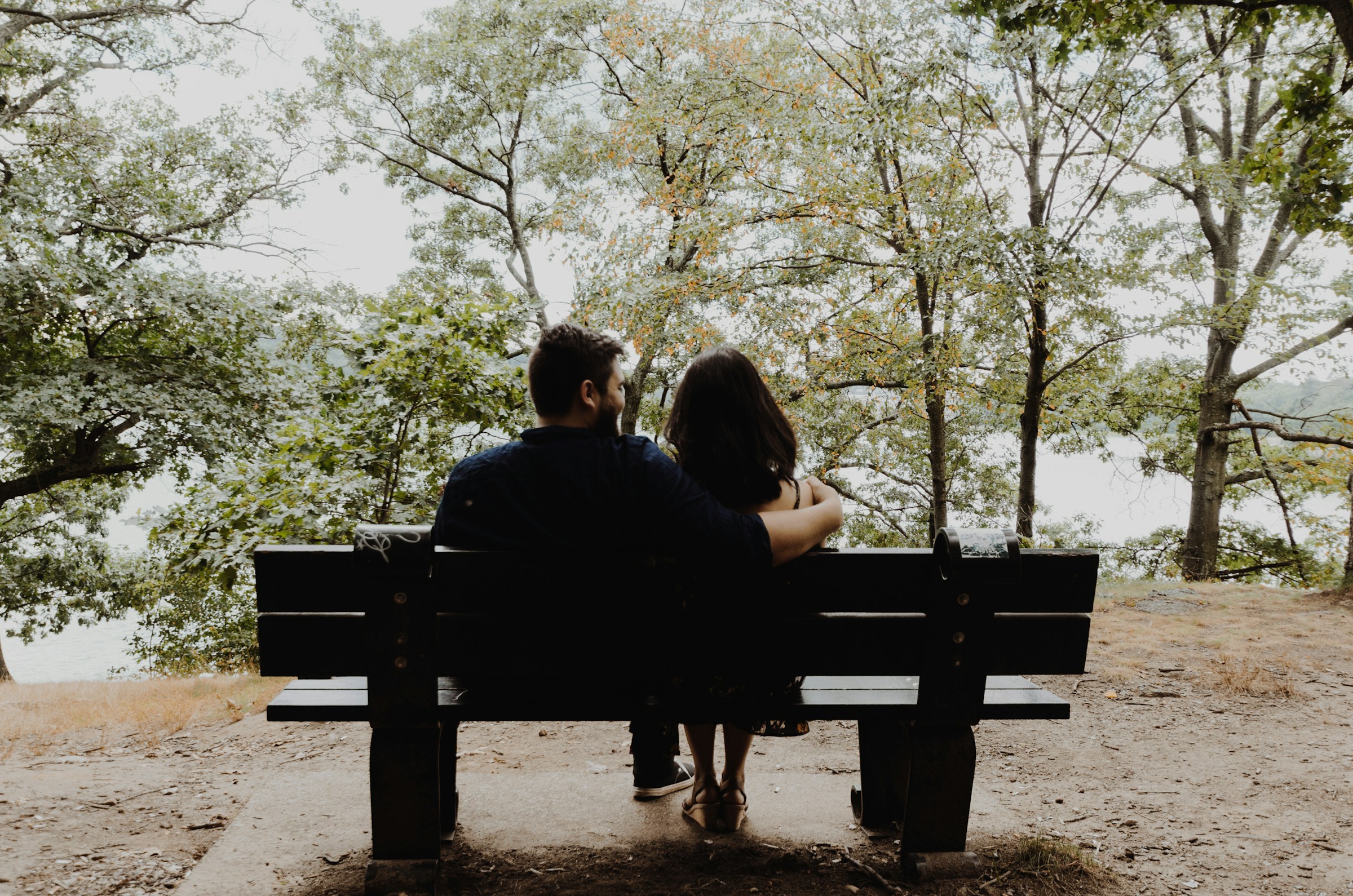 Un couple assis ensemble sur un banc | Source : Unsplash