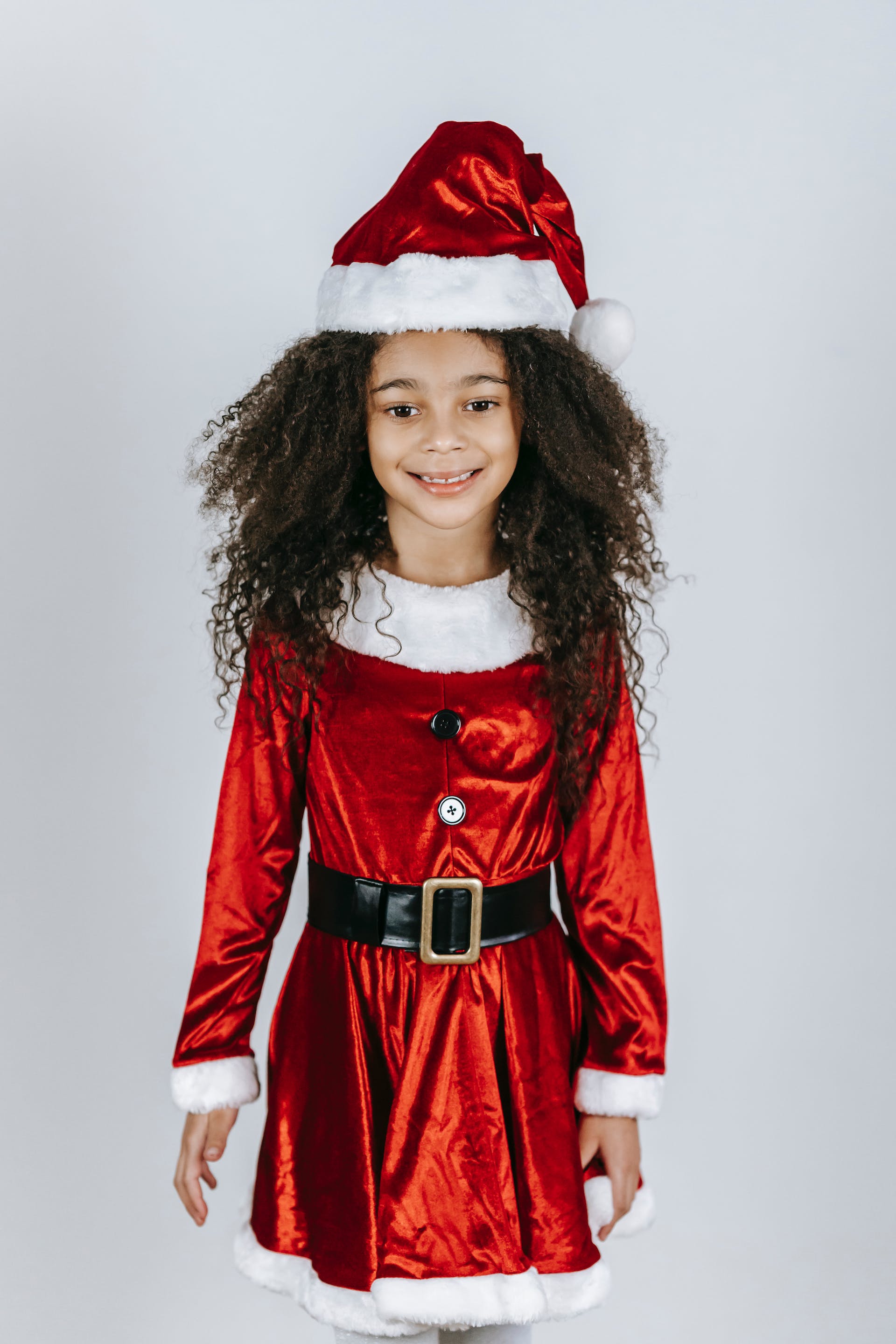 Une petite fille en tenue de père Noël | Source : Pexels