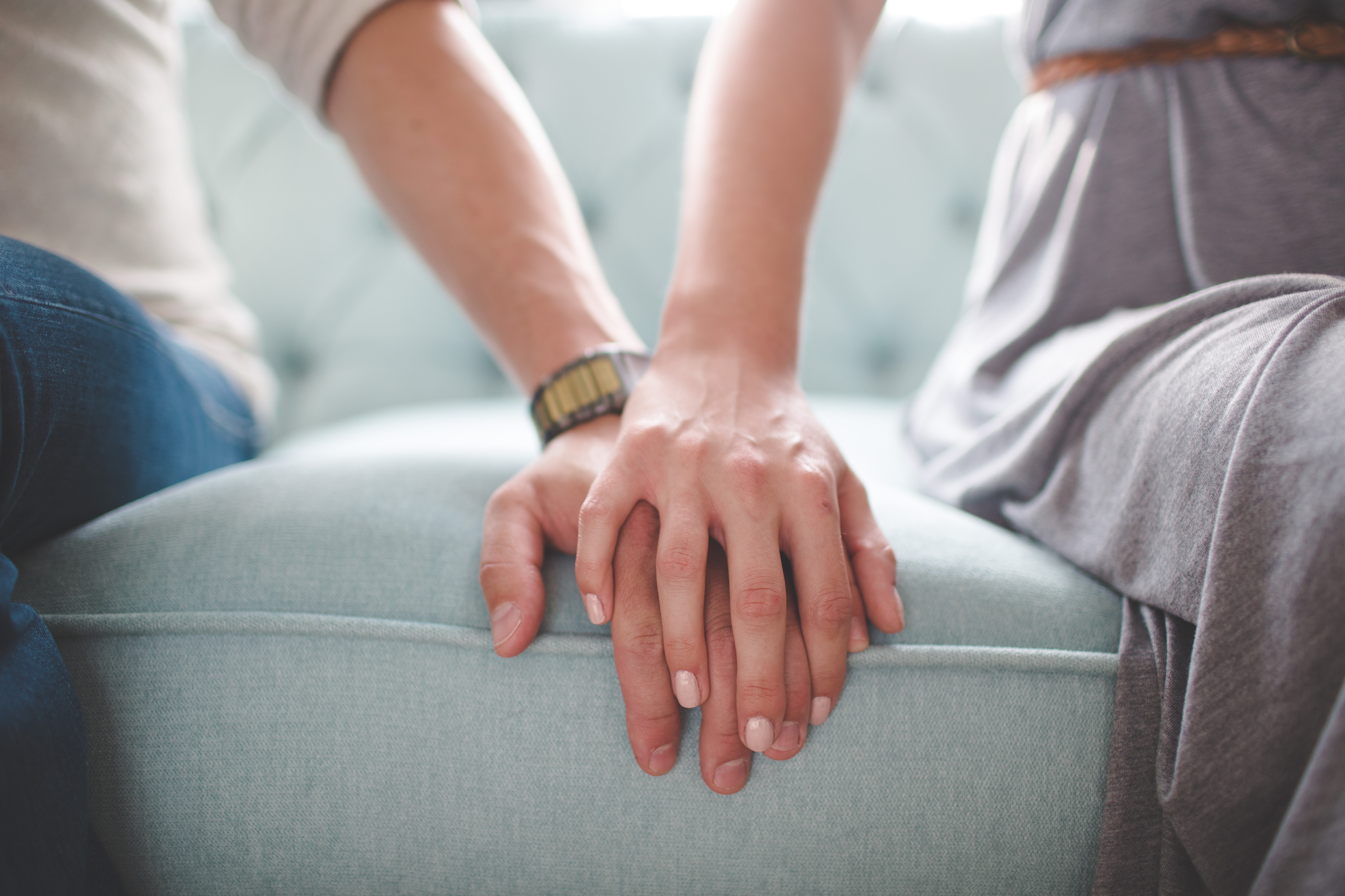 Le mari et la femme se tiennent par la main | Source : Getty Images