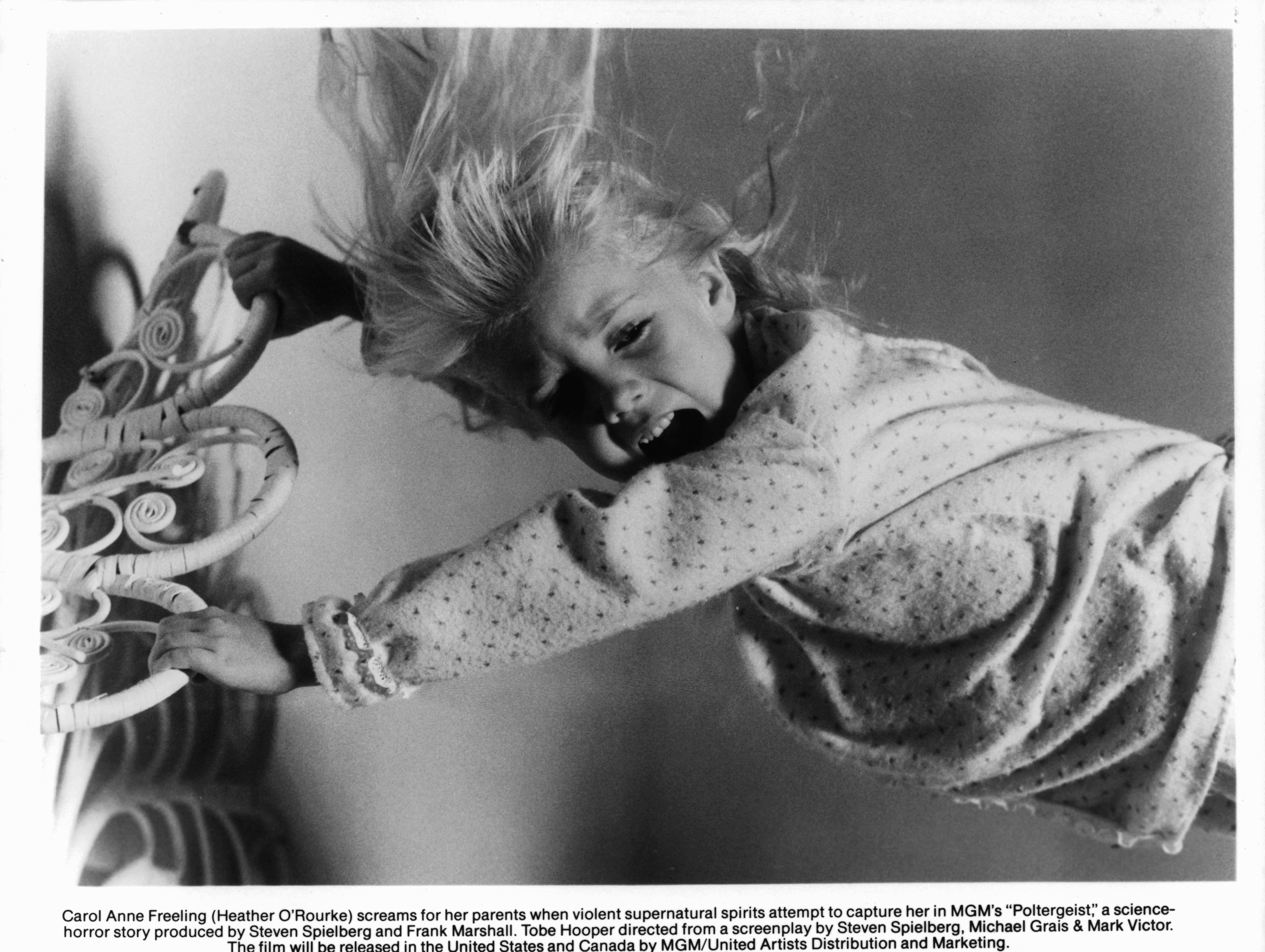 Heather O'Rourke dans une scène du film "Poltergeist" en 1982 | Source : Getty Images