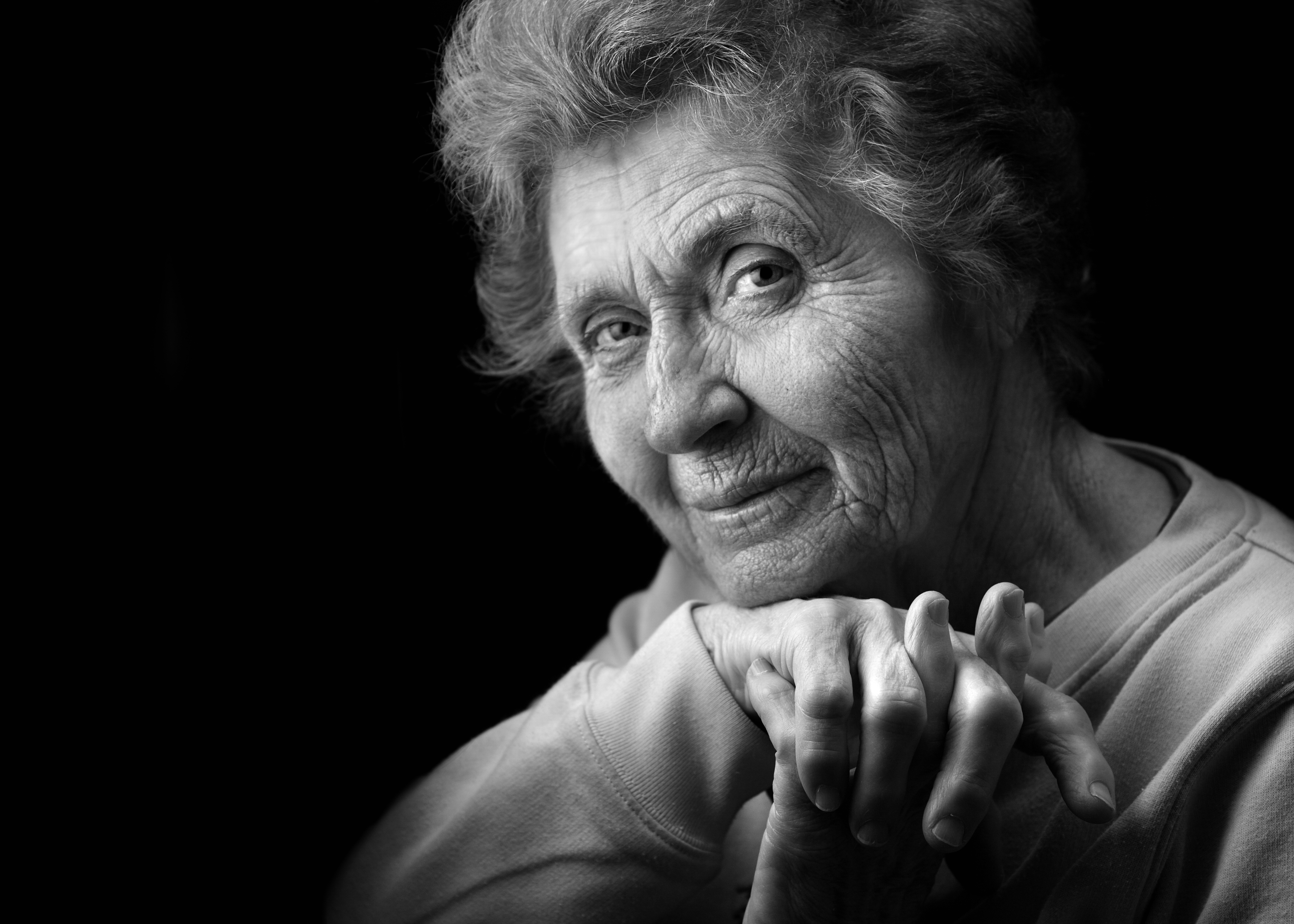 Une femme âgée qui pose pour l'appareil photo | Source : Shutterstock