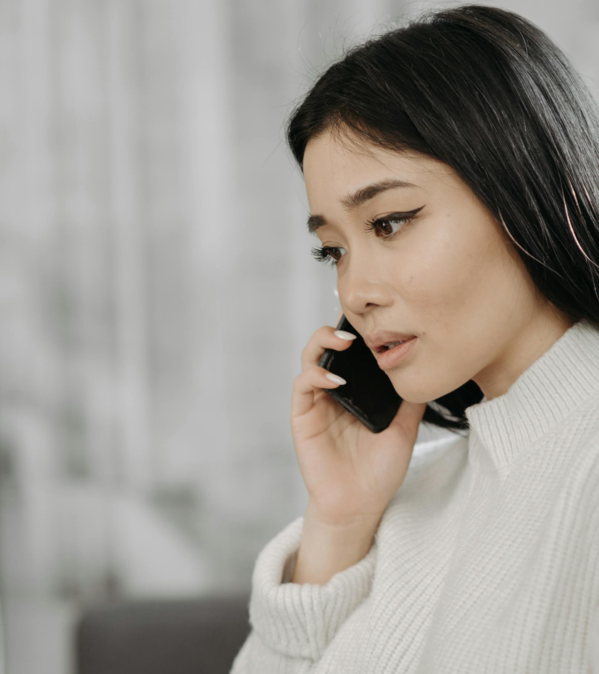 Une femme stupéfaite qui parle au téléphone | Source : Pexels