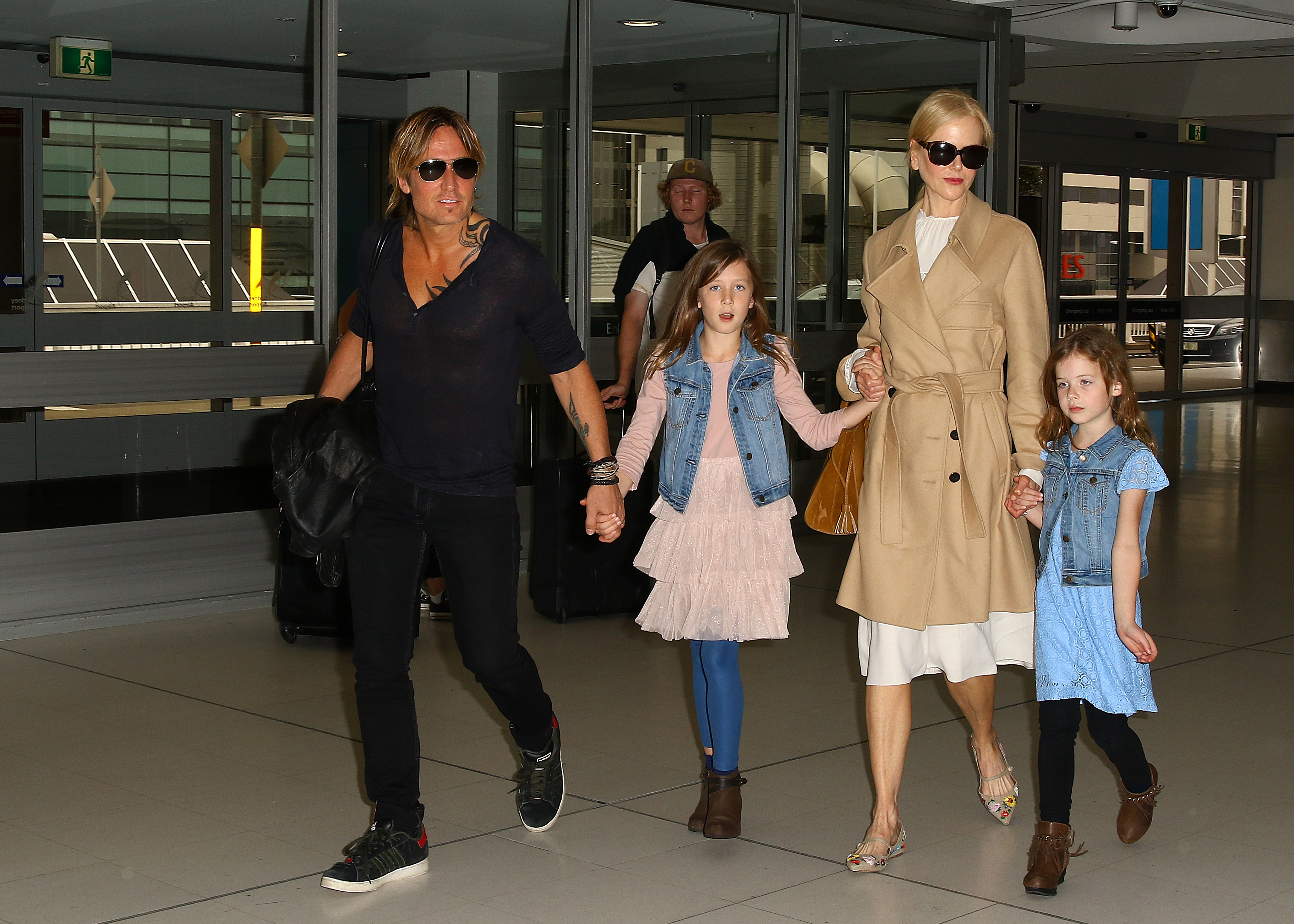 Nicole Kidman et Keith Urban vus à l'aéroport de Sydney avec leurs filles Faith Margaret et Sunday Rose le 28 mars 2017 | Source : Getty Images