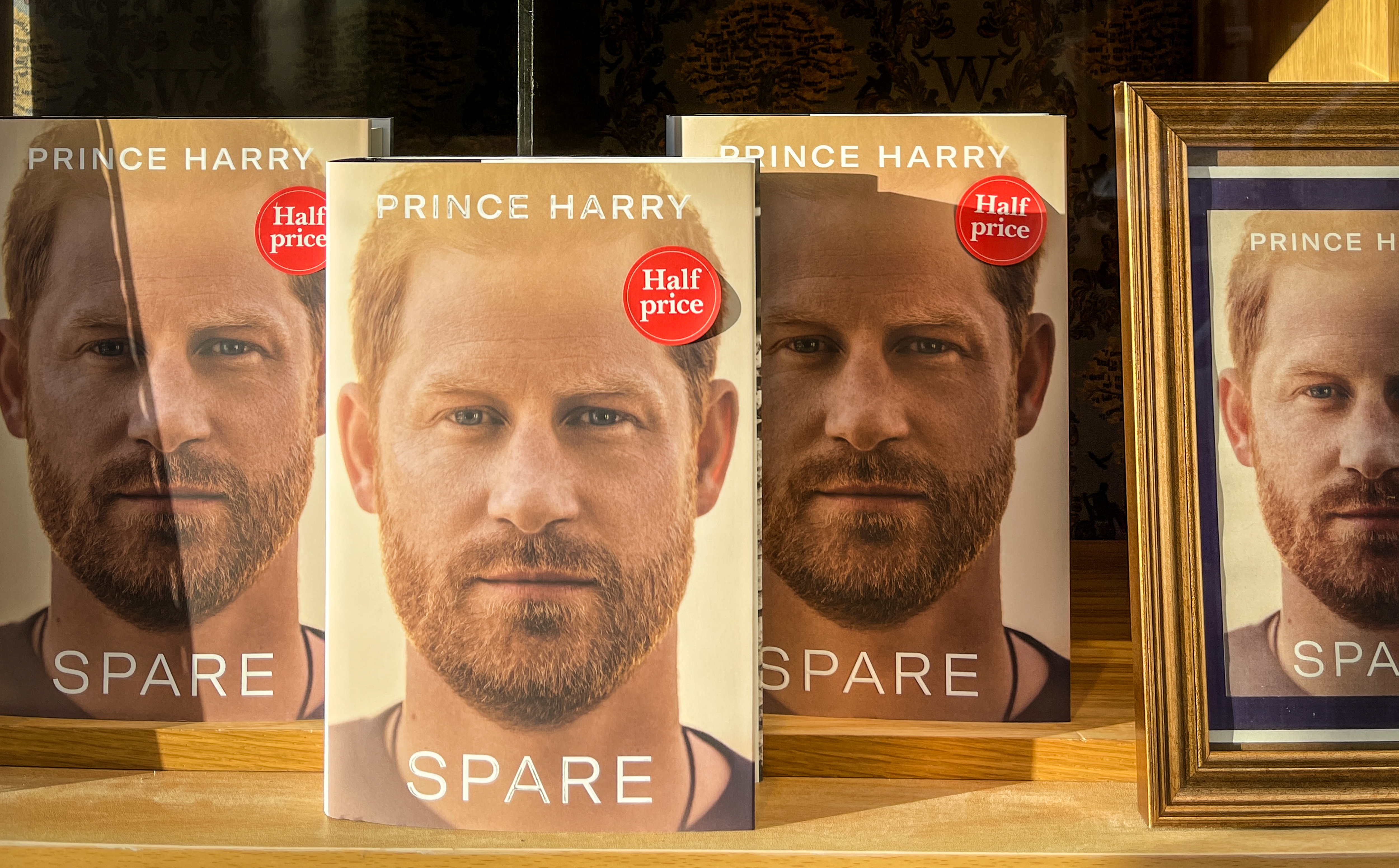 Le livre du prince Harry, "Spare", exposé dans une librairie de Bath, au Royaume-Uni, le 11 janvier 2023 | Source : Getty Images