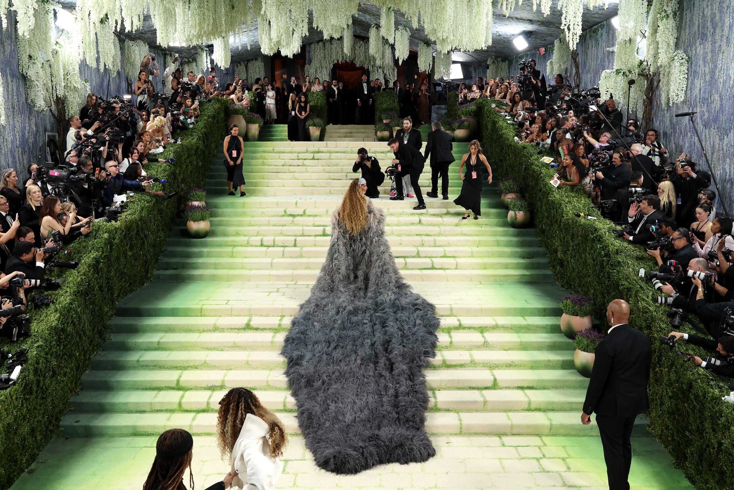 Vue d'ensemble de l'escalier du Met Gala 2026, bordé de photographes et d'une végétation luxuriante | Source : Getty Images