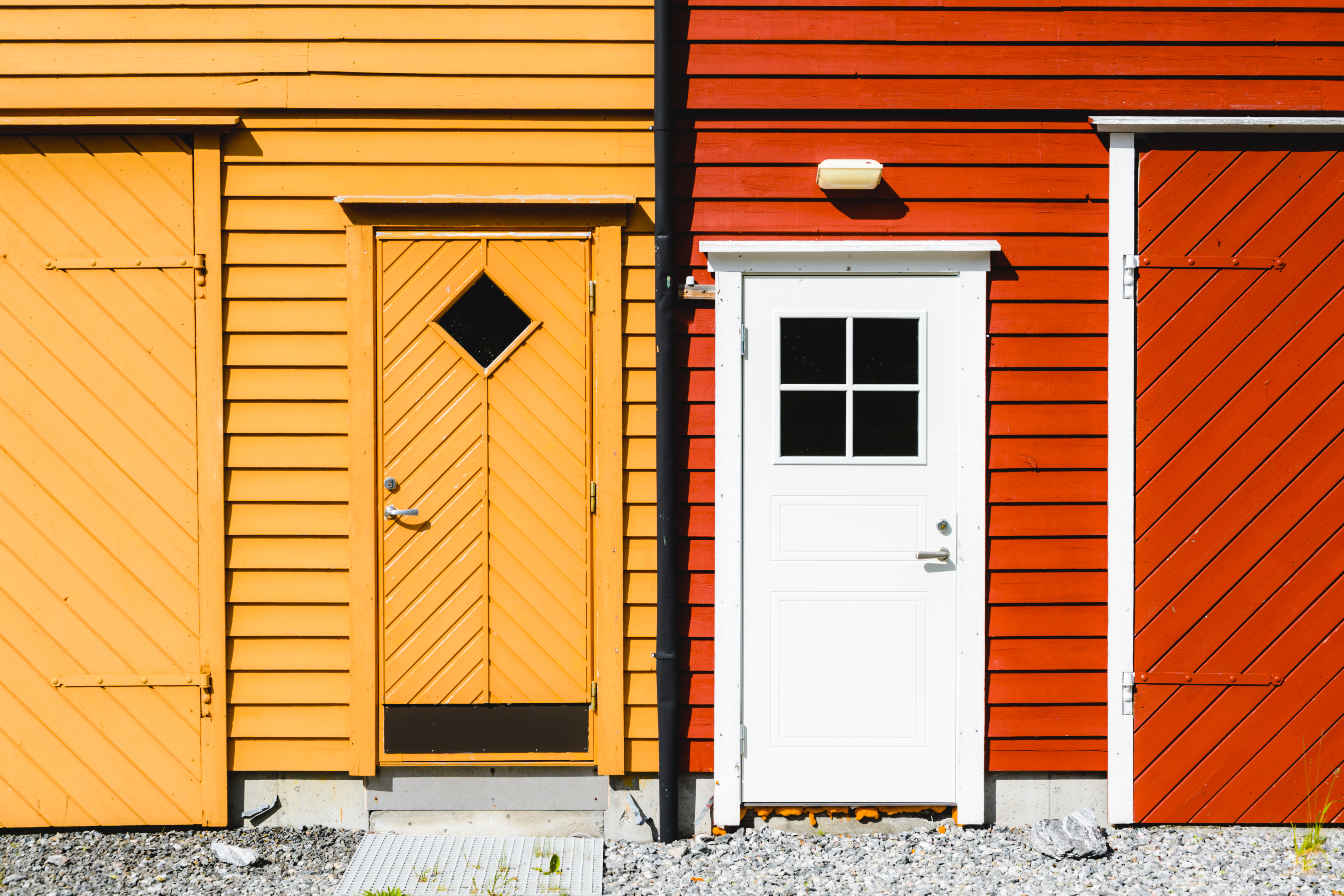 Portes de deux maisons voisines | Source : Getty Images
