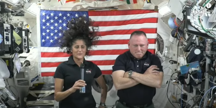 Une capture d'écran de Barry Butch Wilmore et Sunita Suni Williams tirée d'une vidéo postée le 10 juillet 2024 | Source : YouTube/@CBSNews