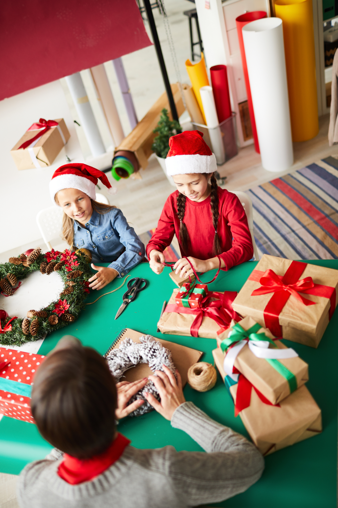 Des enfants ouvrent des cadeaux de Noël | Source : Freepik