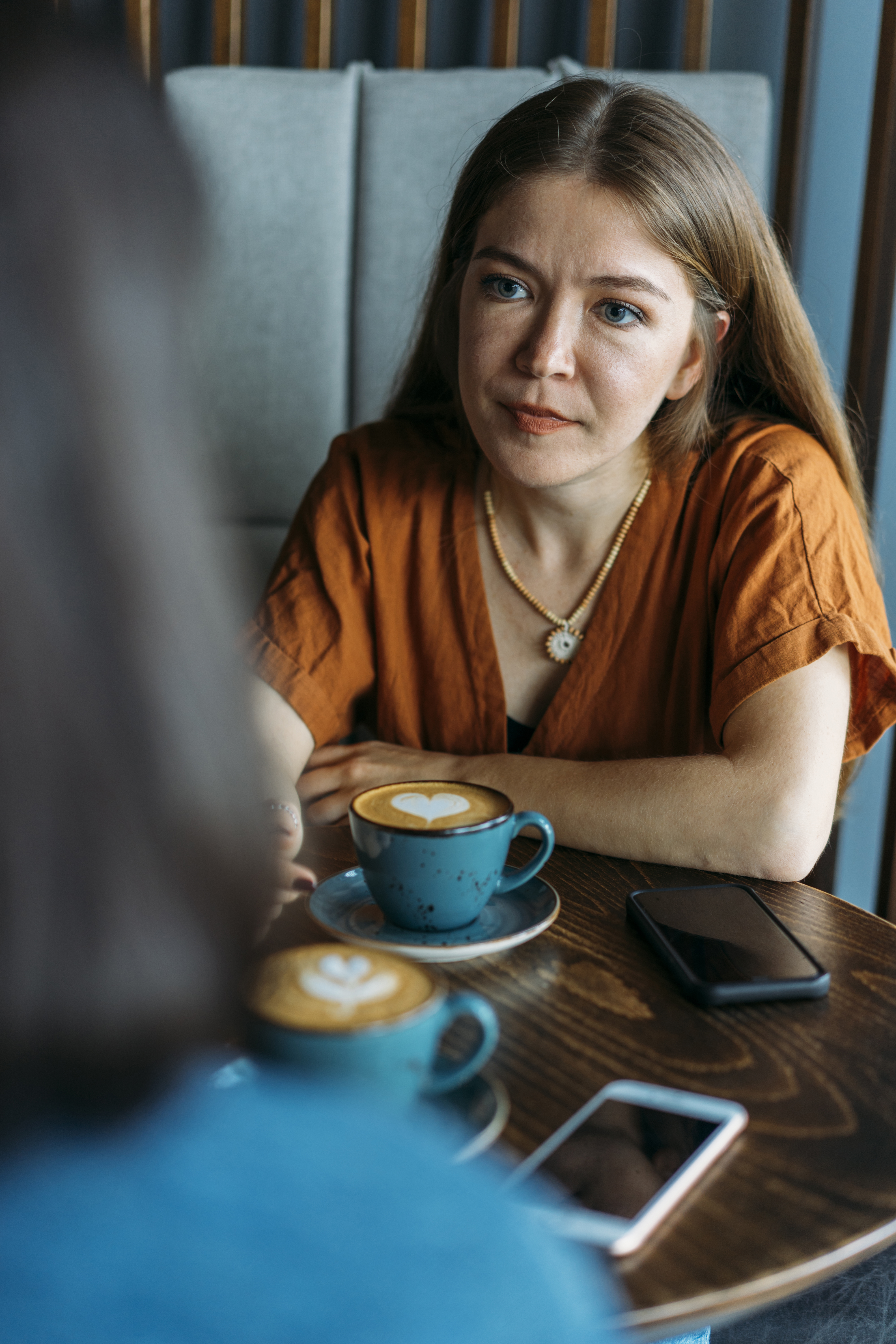 Une femme inquiète écoute les malheurs d'une autre femme | Source : Getty Images