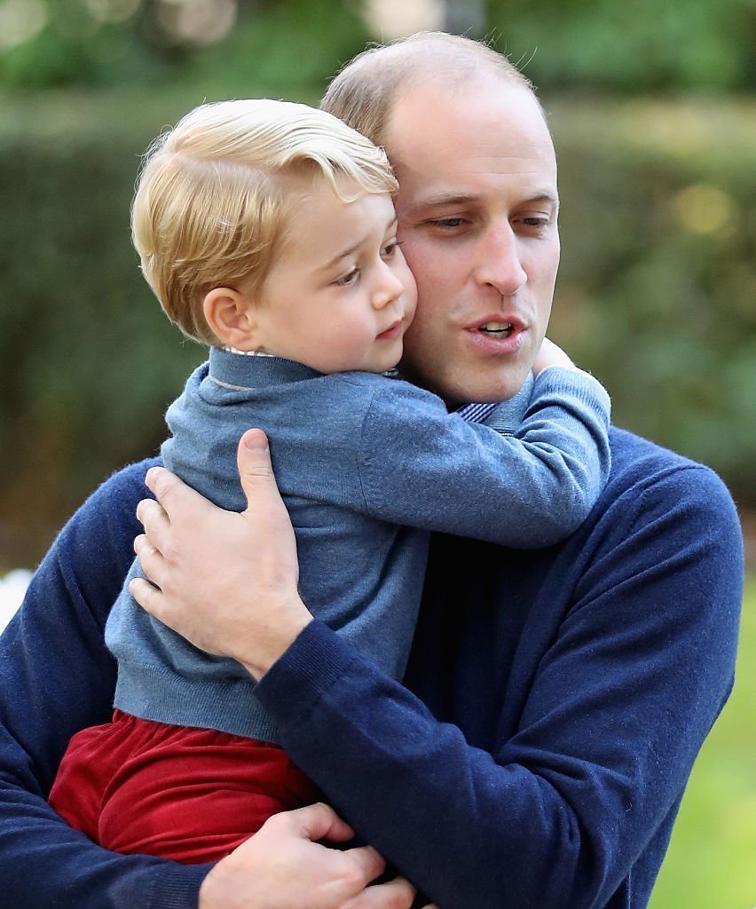 Prince George de Cambridge avec le prince William, duc de Cambridge, lors d'une fête des enfants pour les familles de militaires pendant la Tournée royale au Canada | Photo : Getty Images