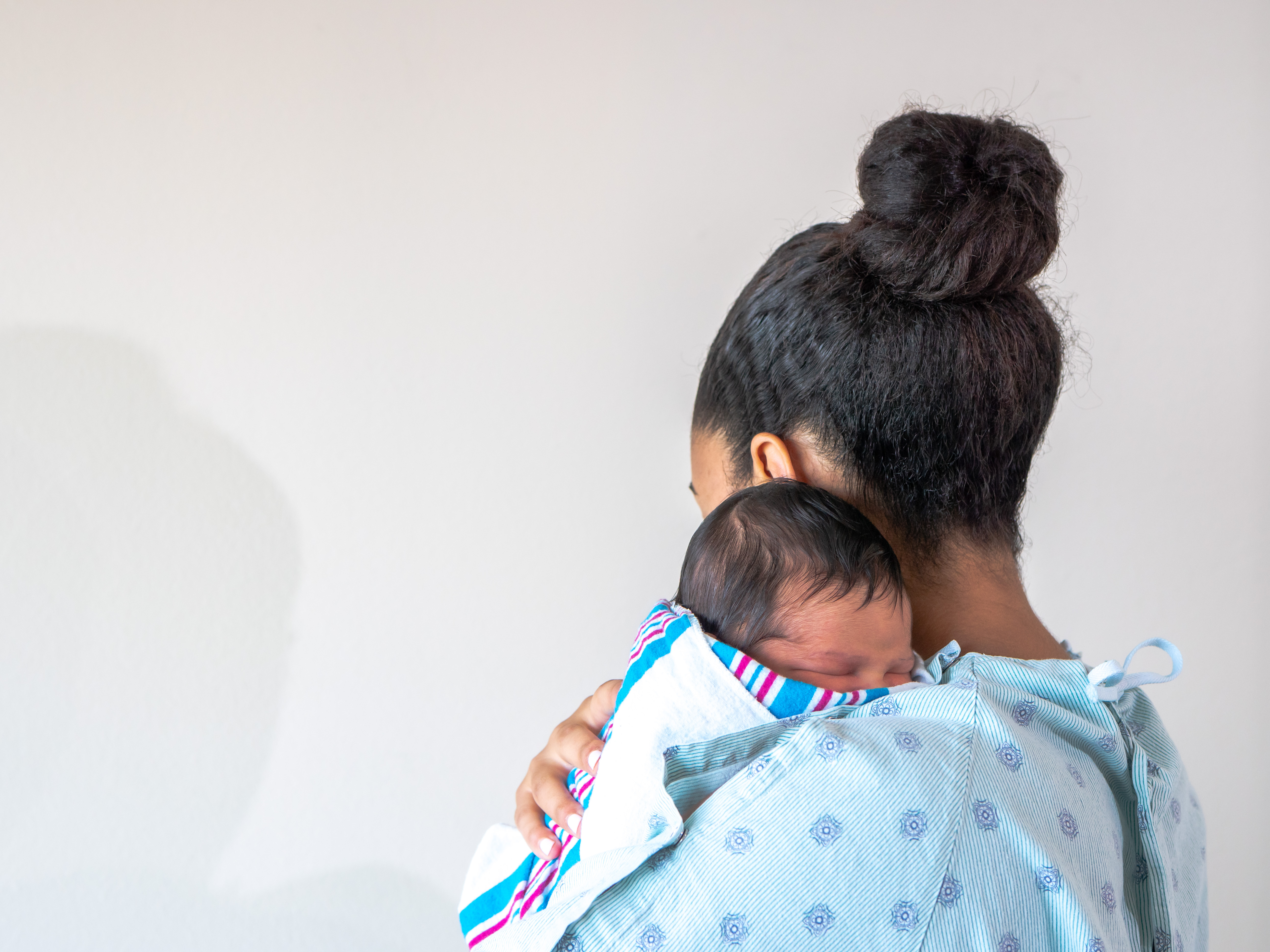 Une nouvelle maman à l'hôpital avec son nouveau-né | Source : Shutterstock