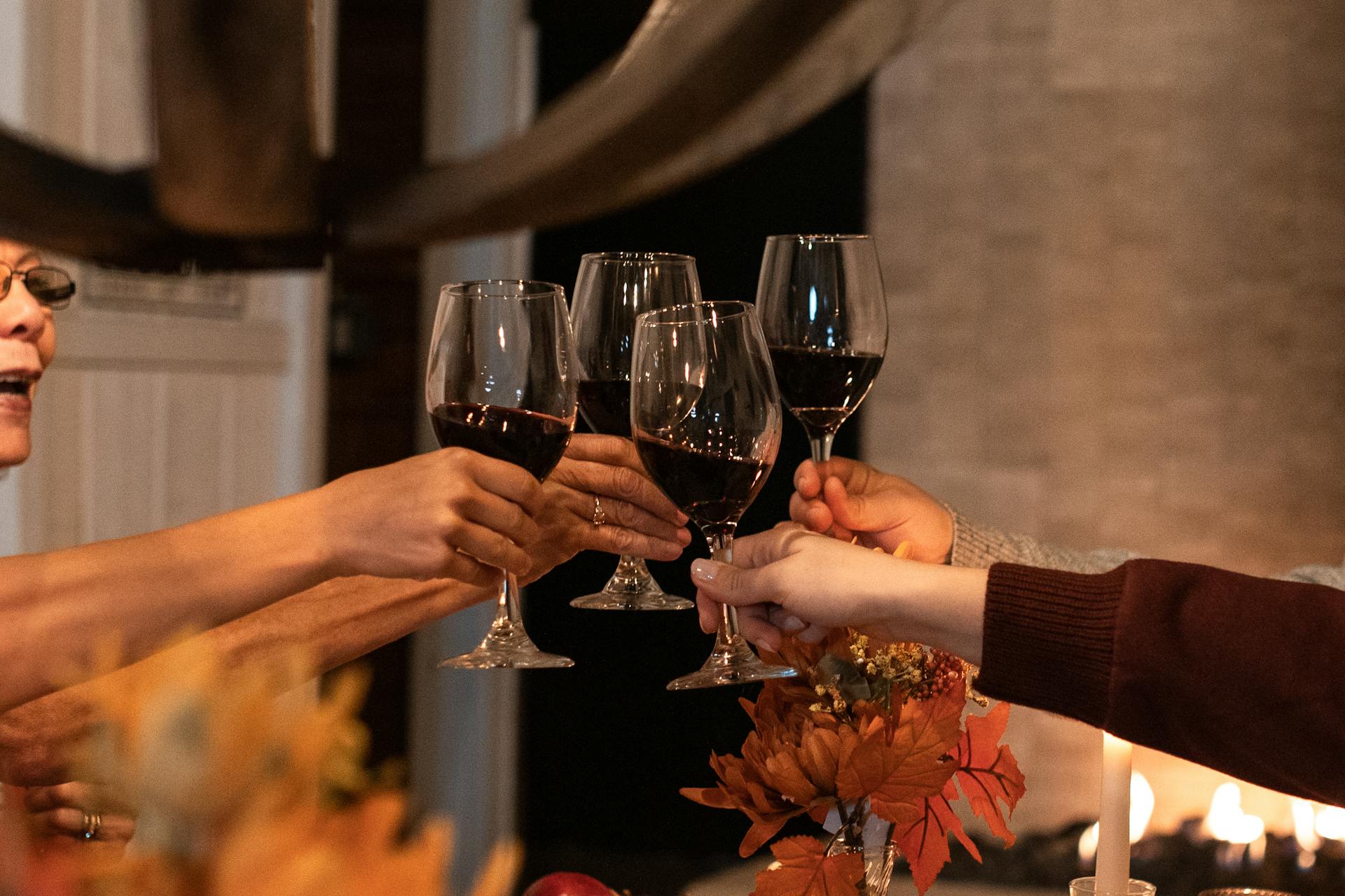 Gros plan de personnes portant un toast | Source : Pexels