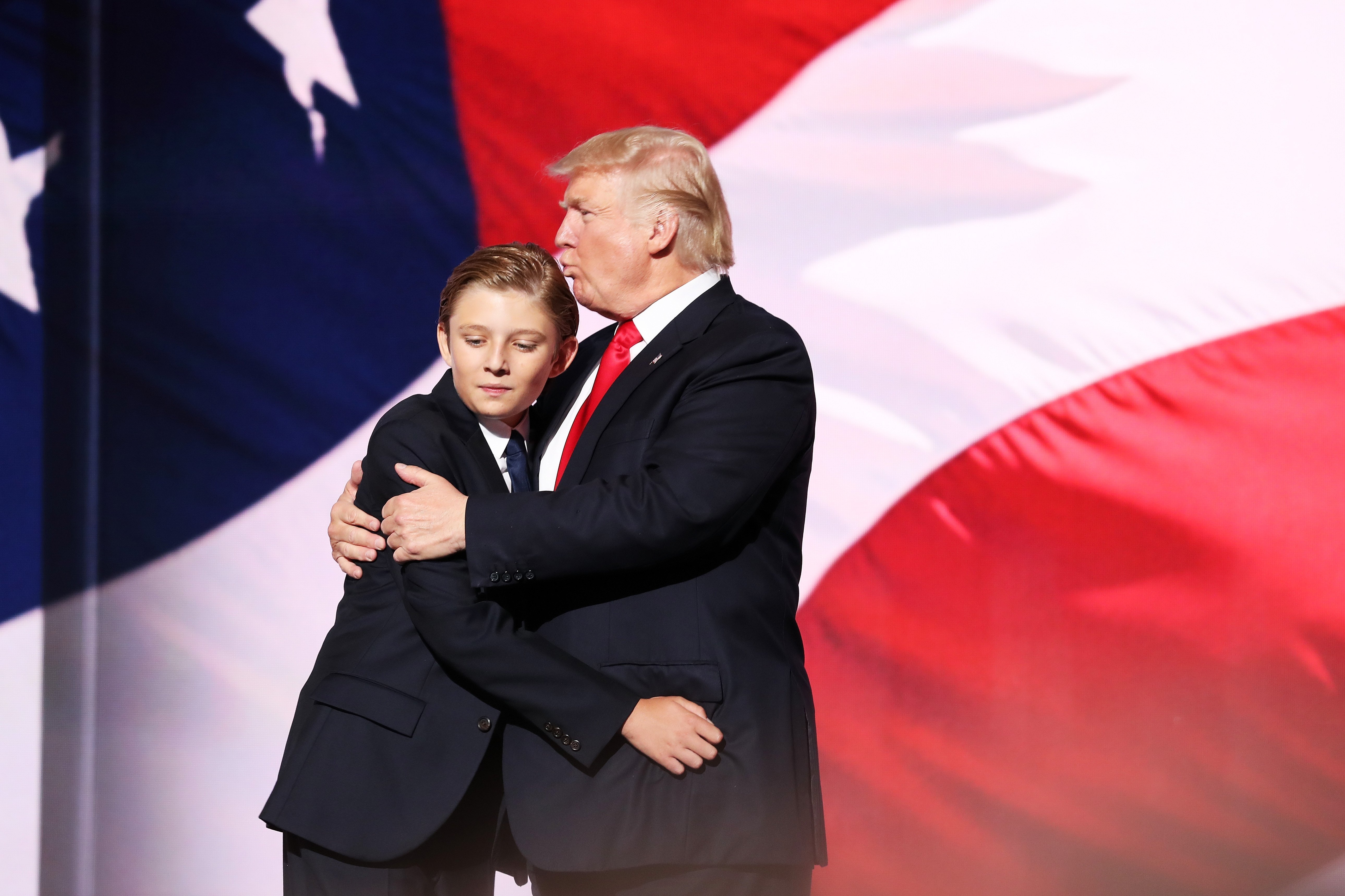 Donald embrasse son fils Barron Trump après avoir prononcé son discours le quatrième jour de la Convention nationale républicaine le 21 juillet 2016 à Cleveland, Ohio | Photo : GettyImages