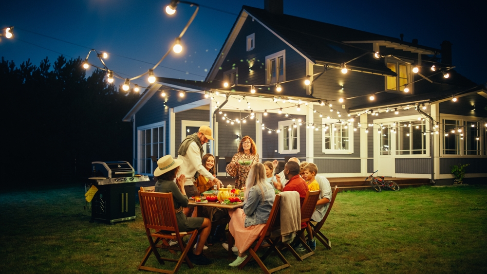 Portrait d'un groupe de personnes dînant en plein air | Source : Shutterstock