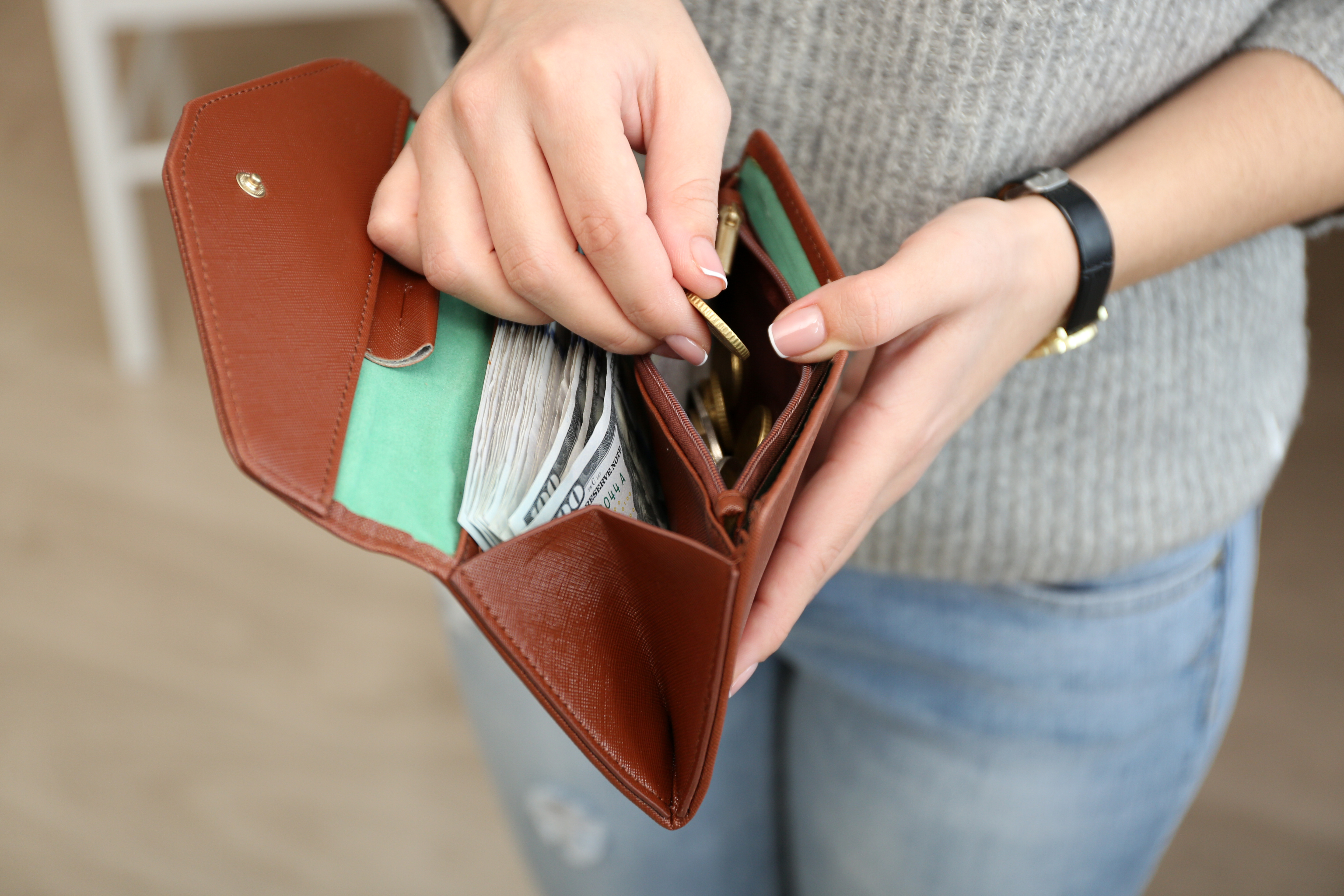 Portefeuille perdu tenu par une femme | Shutterstock