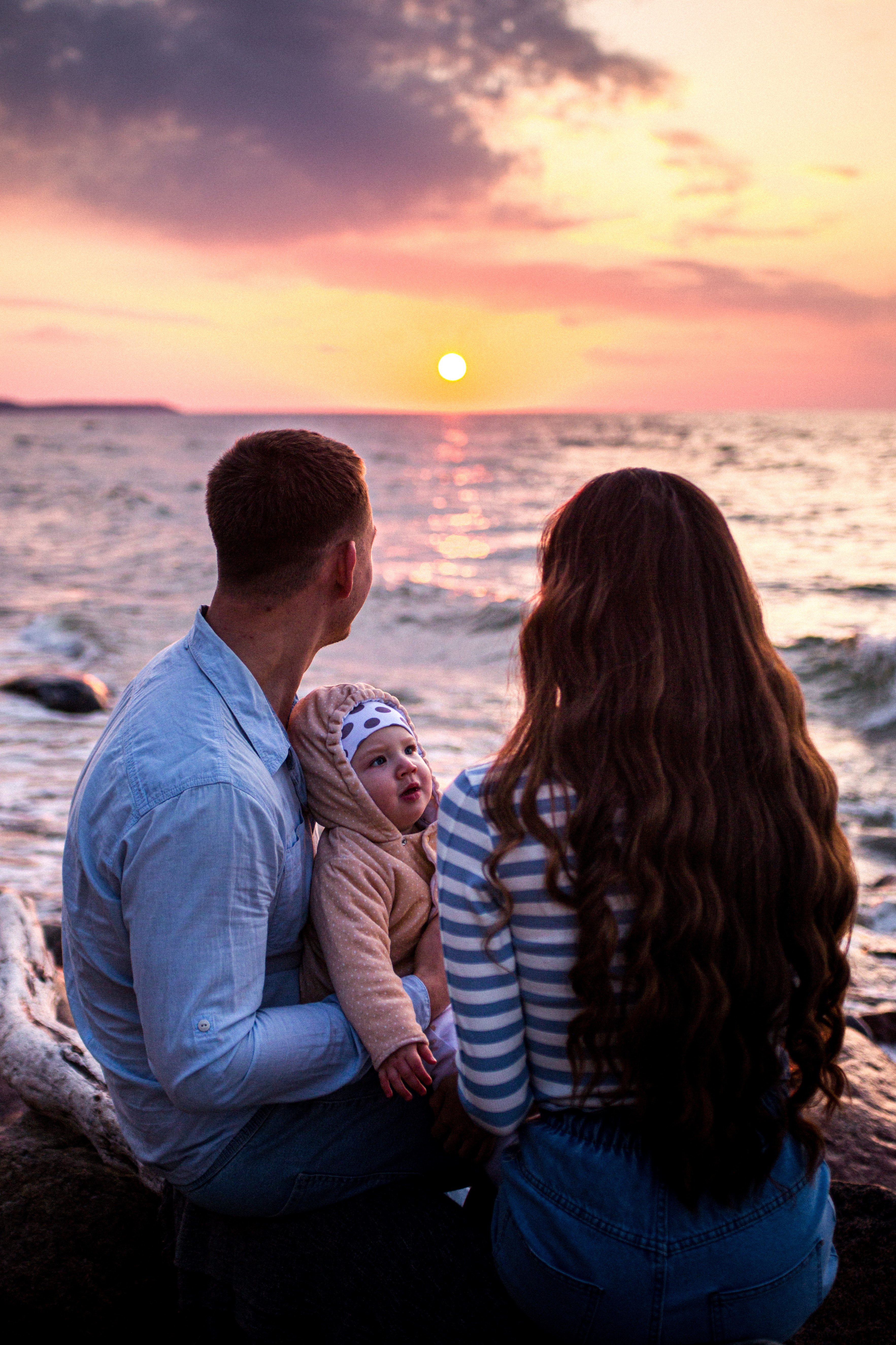 Un couple et un bébé à la plage | Source : Pexels