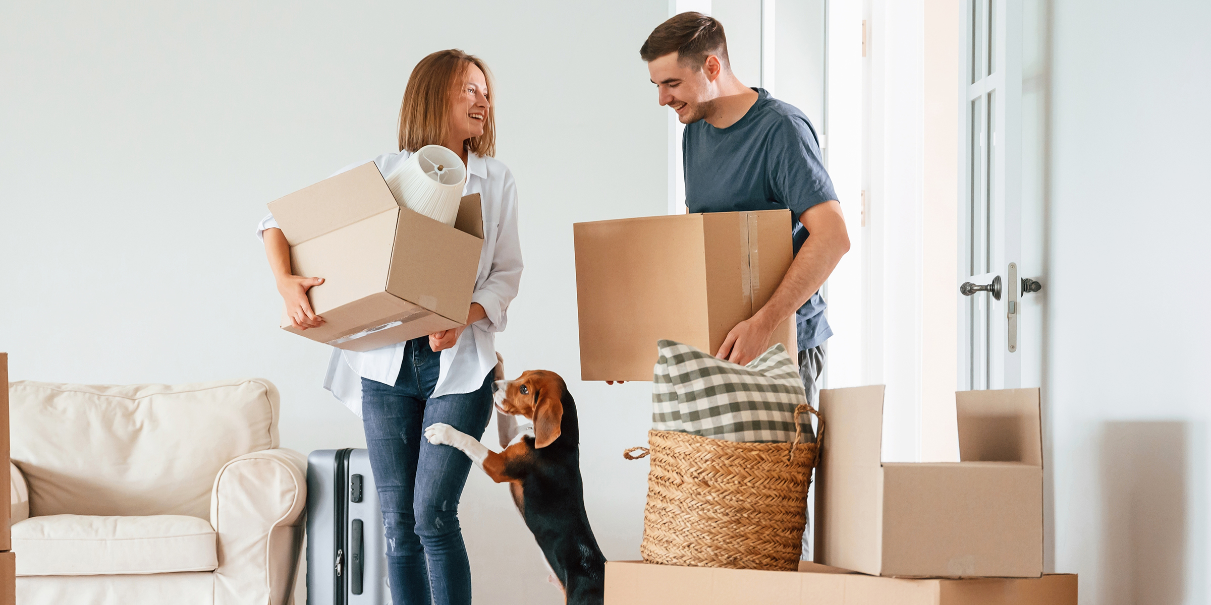 Un couple qui emménage dans un appartement | Source : Shutterstock