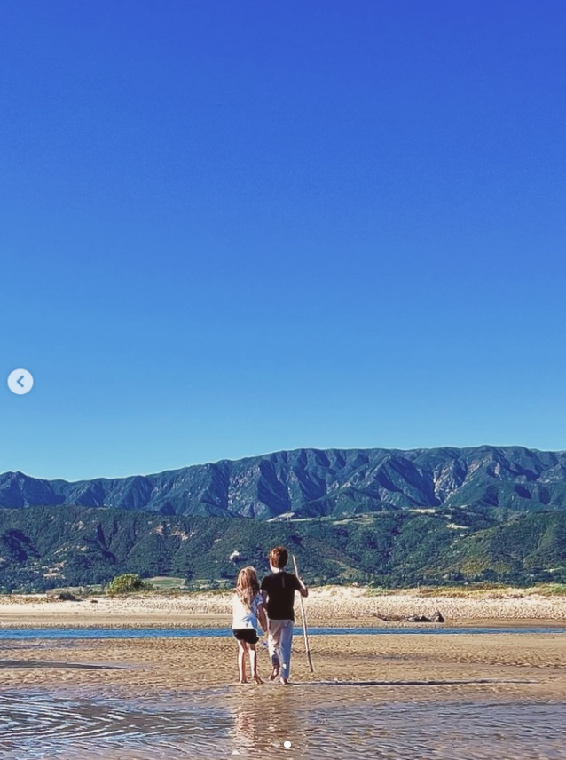 On voit ici le prince Archie et la princesse Lilibet se promener ensemble au bord de l'eau, un aperçu de ces deux enfants qui explique bien pourquoi leurs parents tiennent tant à préserver leur vie privée. | Source : Instagram/meghan