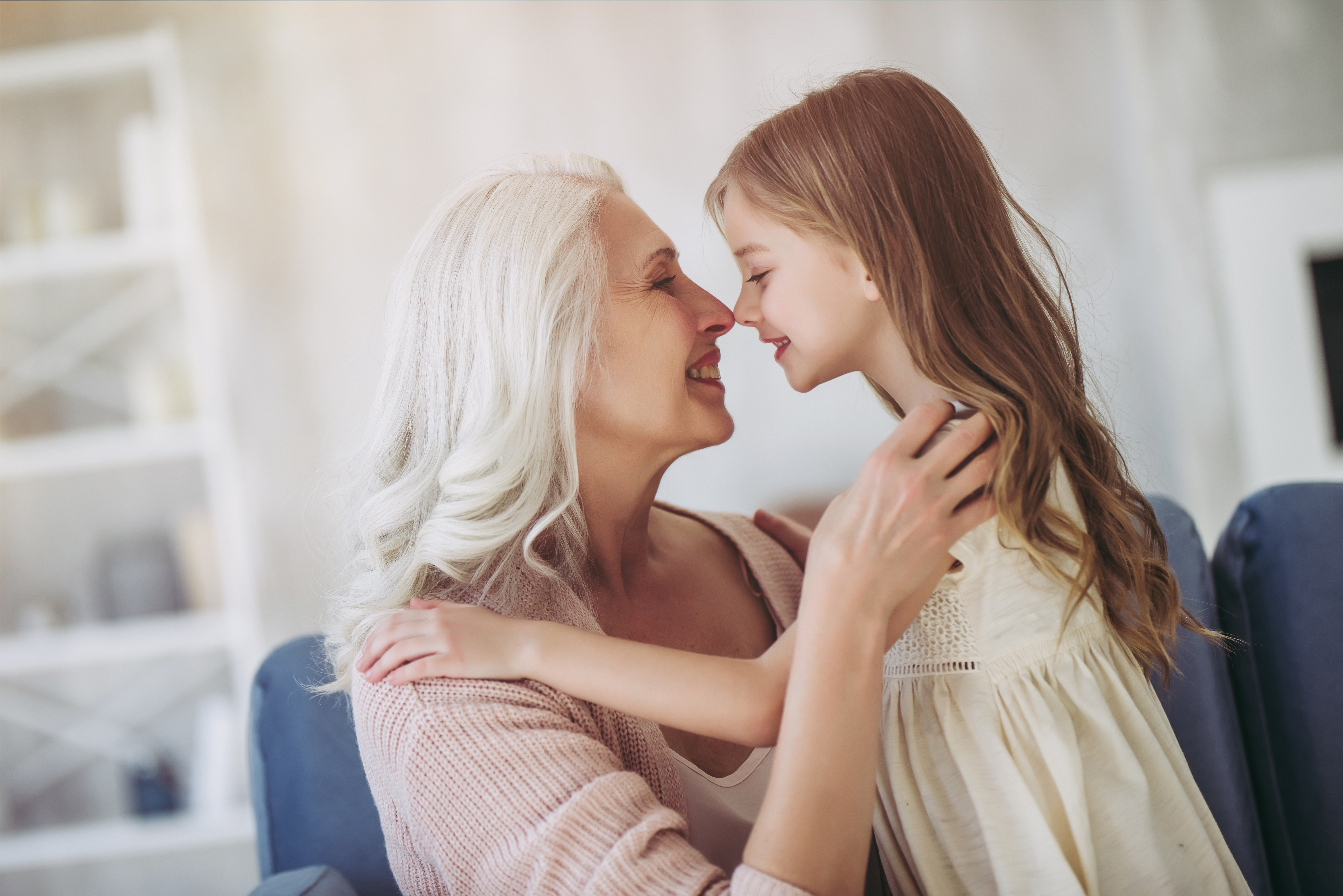 Une grand-mère qui passe du temps avec sa petite fille | Source : Shutterstock