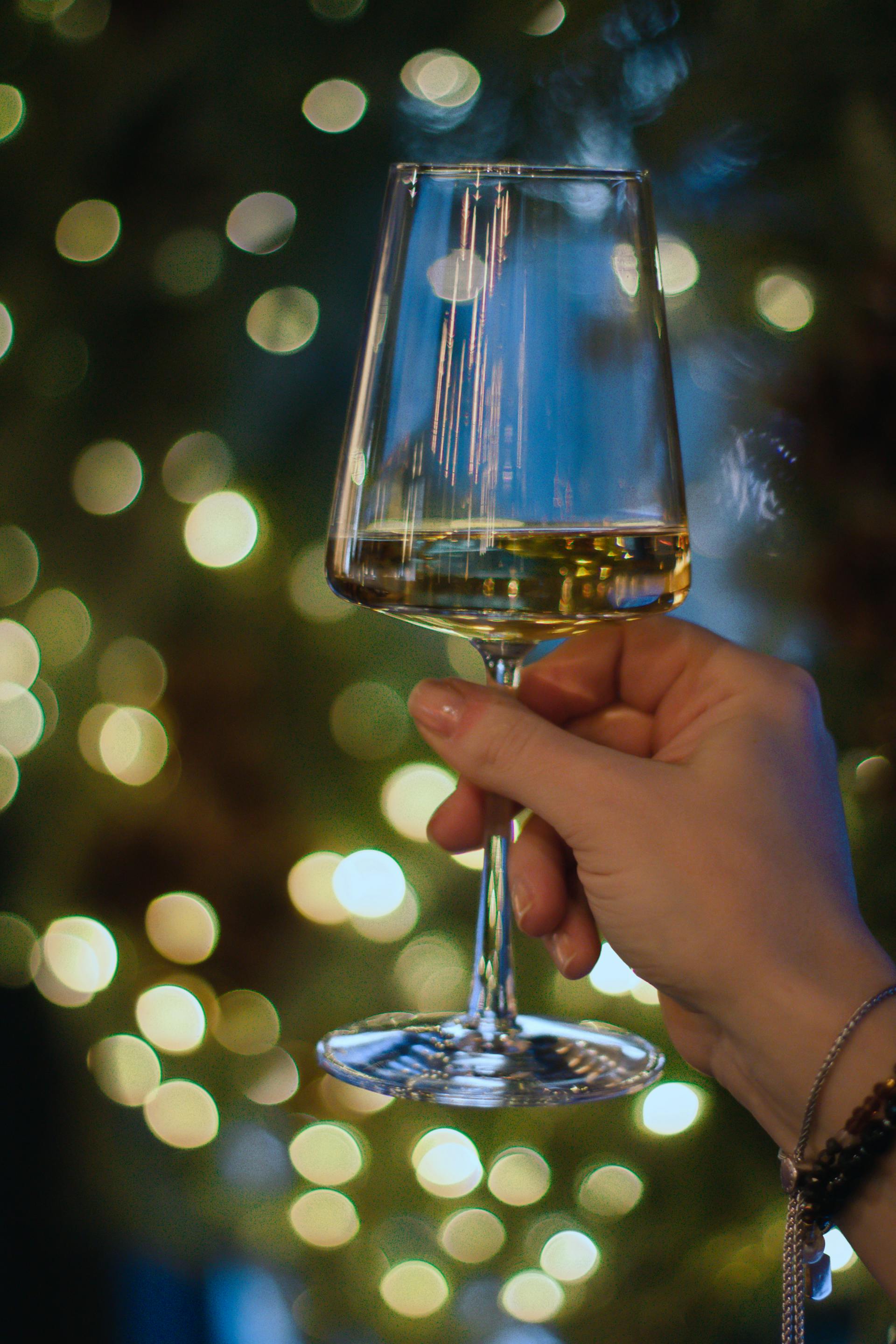 Un gros plan d'une femme tenant un verre de vin | Source : Pexels