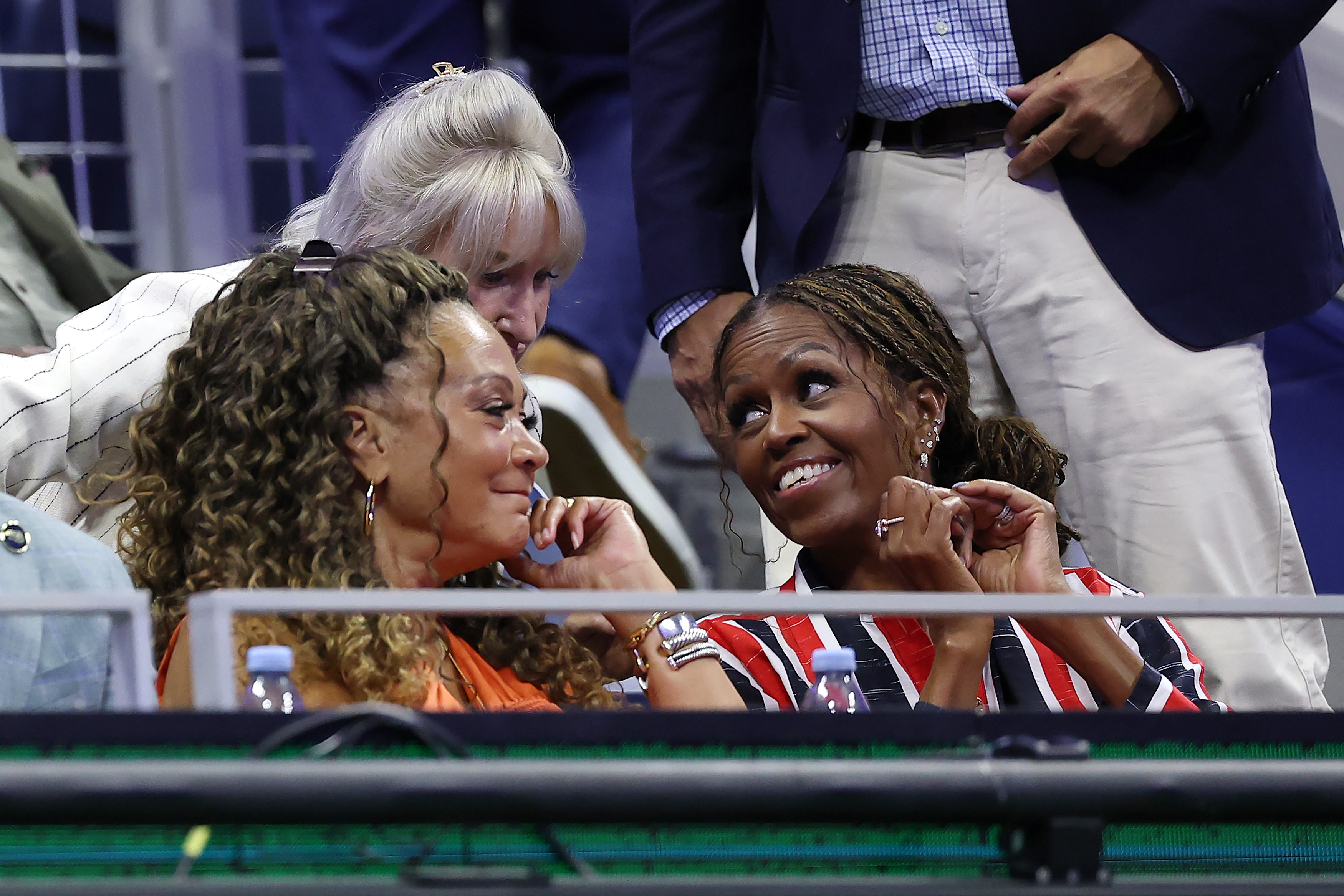 Pour l'US Open, Michelle a semblé privilégier le confort à sa façon : un look suffisamment soigné pour un grand événement public, mais assez décontracté pour donner l'impression qu'elle avait vraiment envie de le porter, plutôt que de se plier aux exigences d'un rôle officiel. | Source : Getty Images