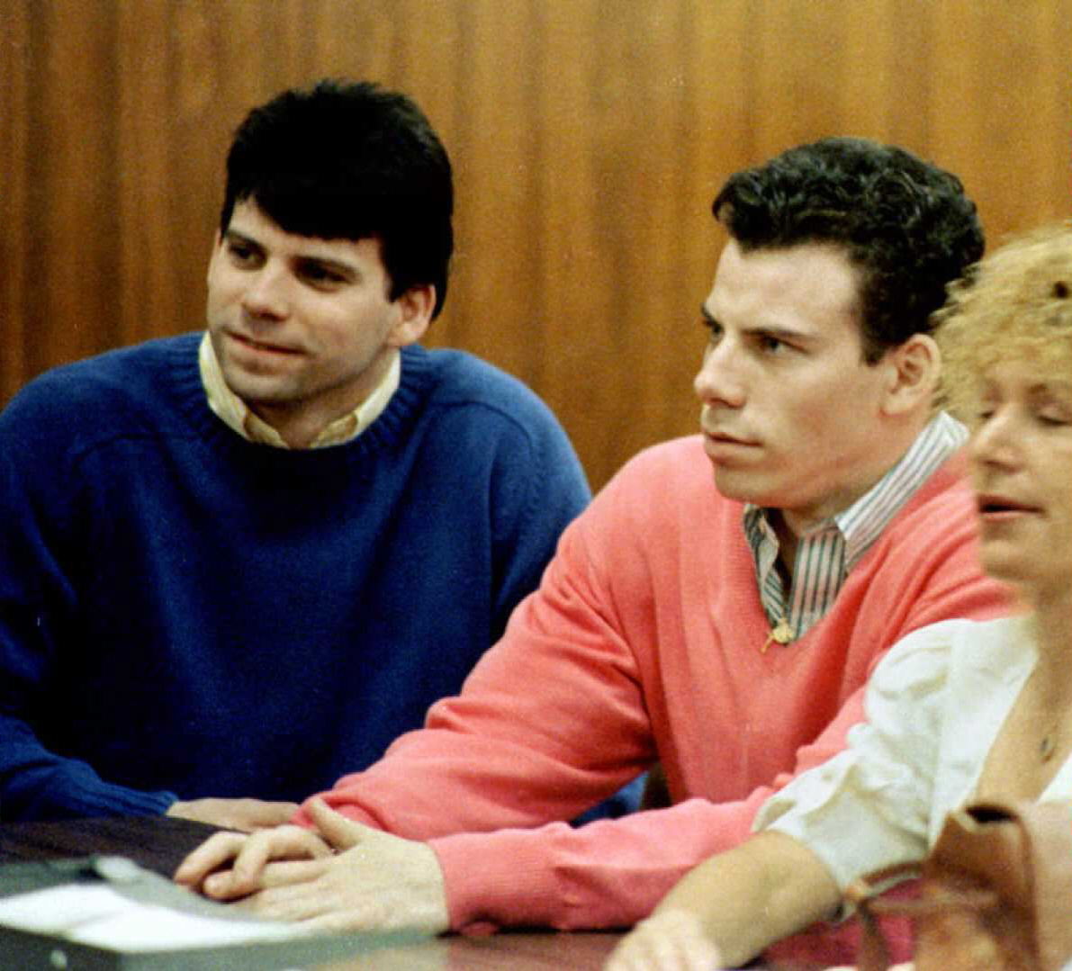 Lyle et Erik Menendez lors d'une comparution au tribunal le 20 mars 1996 à Los Angeles, Californie. | Source : Getty Images