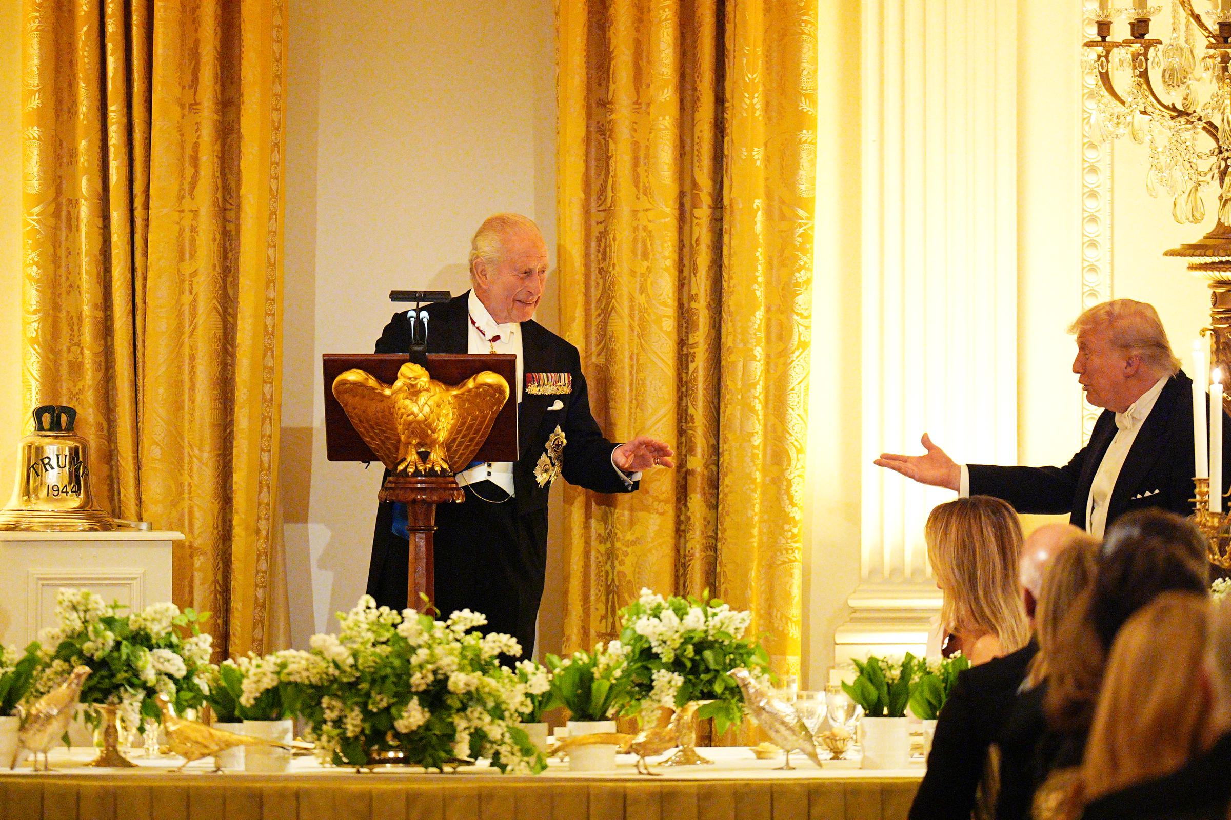 Le roi Charles III remet au président Donald Trump la cloche du HMS Trump lors du dîner d'État organisé en l'honneur du roi et de la reine Camilla, à la Maison Blanche à Washington DC, lors de la deuxième journée de la visite d'État aux États-Unis, mardi 28 avril 2026 I Source : Getty Images
