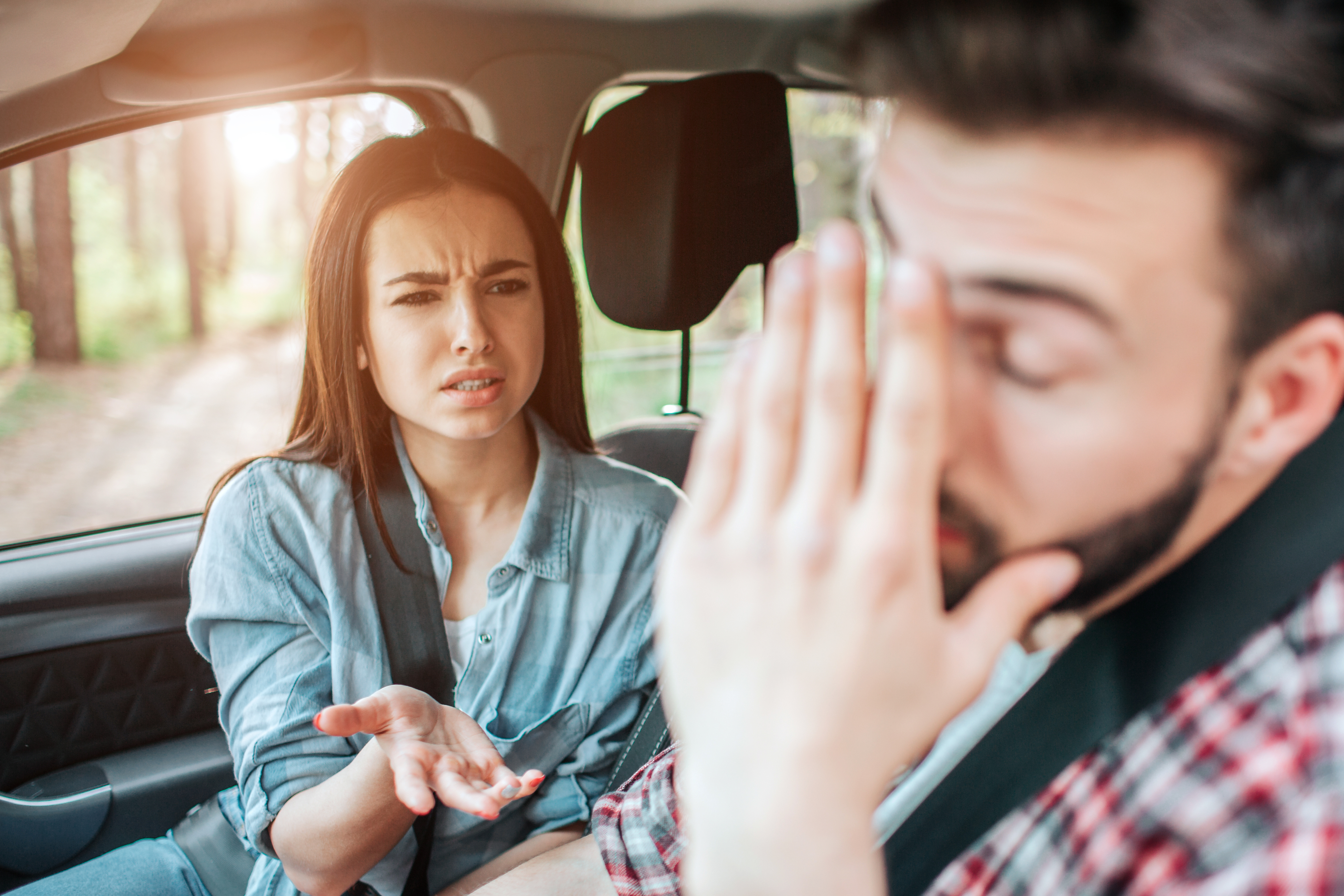 Un couple qui se dispute dans la voiture | Source : Shutterstock