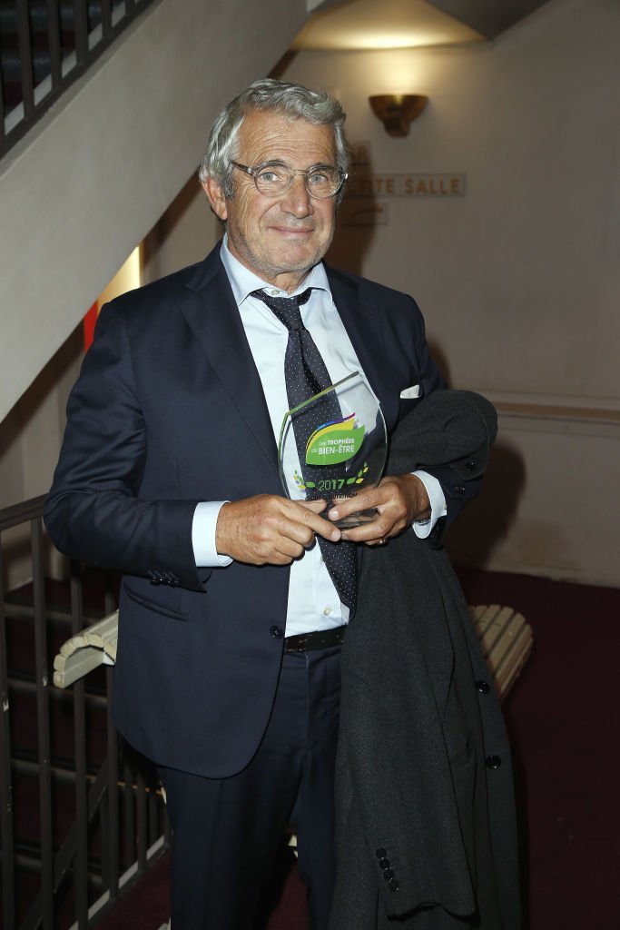 Michel Boujenah et son trophée du bien-être le 18 septembre 2017 à Paris. l Source : Getty Images