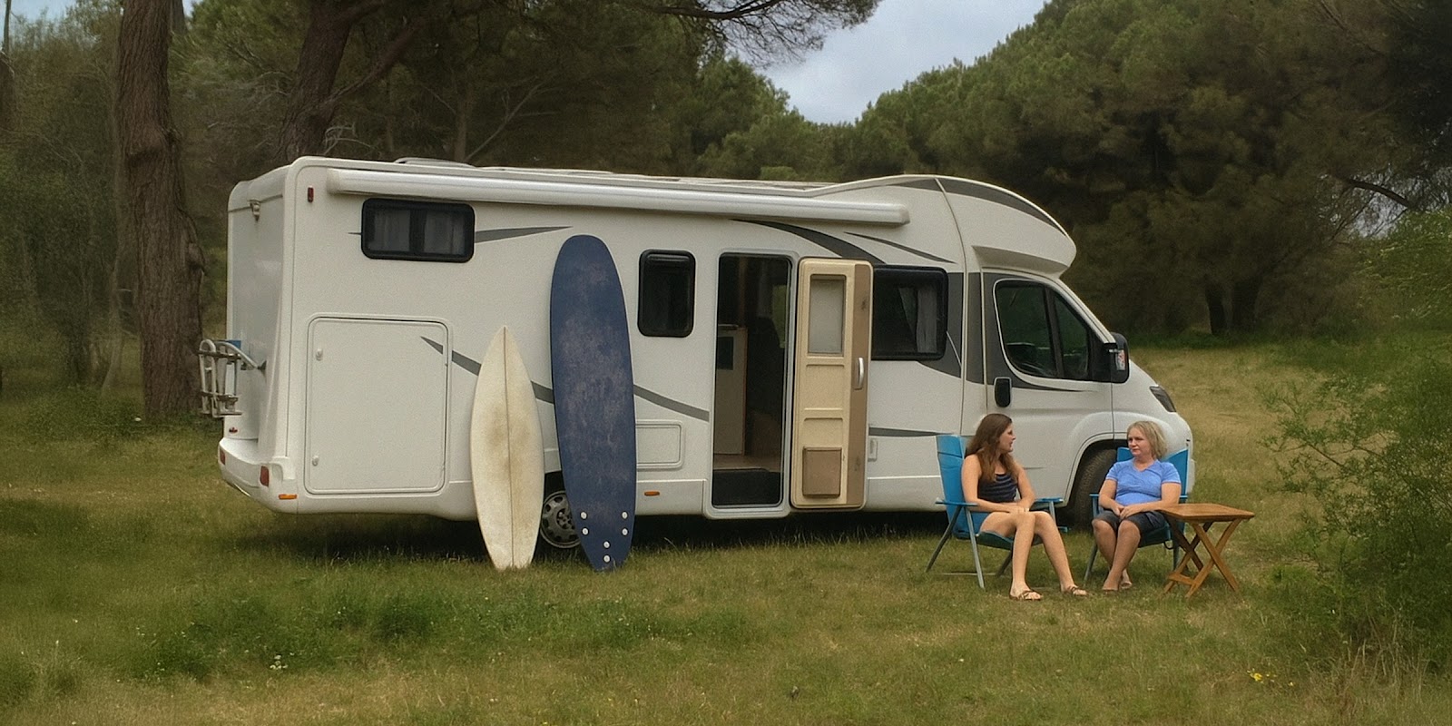 Deux femmes près d'un camping-car. | Source : Sora