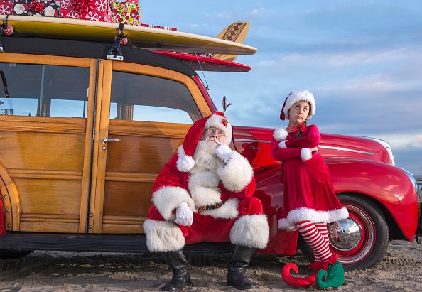 Le Père Noël, à gauche, Tim Connaghan, et son Elfe, Elena Levin. |Photo : Getty Images
