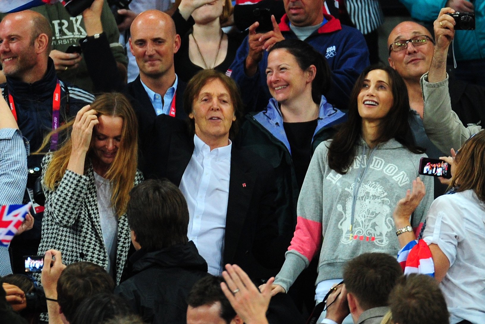 Stella McCartney, Paul McCartney et son épouse Nancy Shevell encouragent les athlètes lors de la huitième journée des Jeux Olympiques de Londres 2012 au stade olympique, le 4 août 2012 à Londres, en Angleterre. | Source : Getty Images