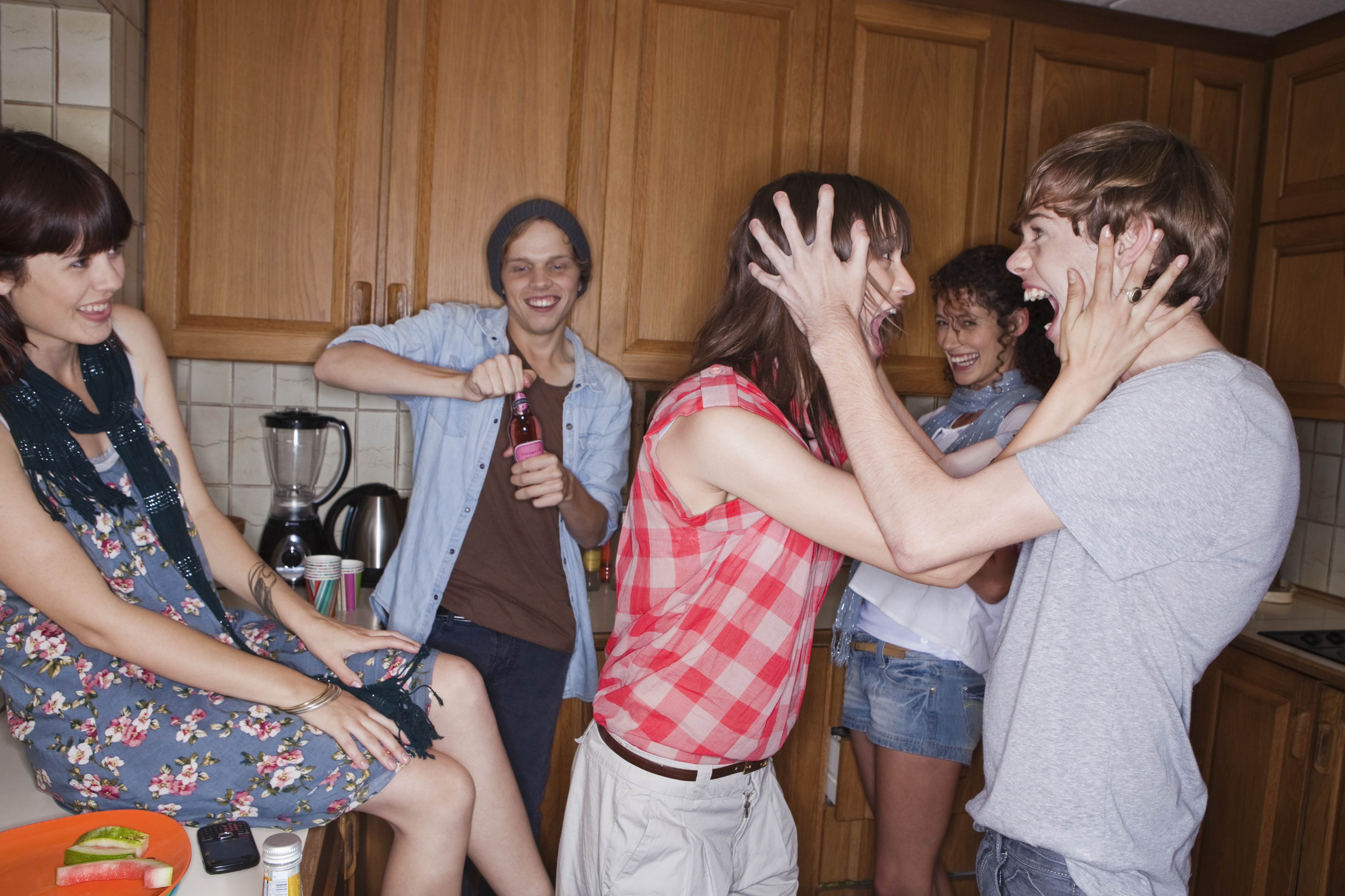 Des adolescents criant dans la cuisine | Source : Getty Images