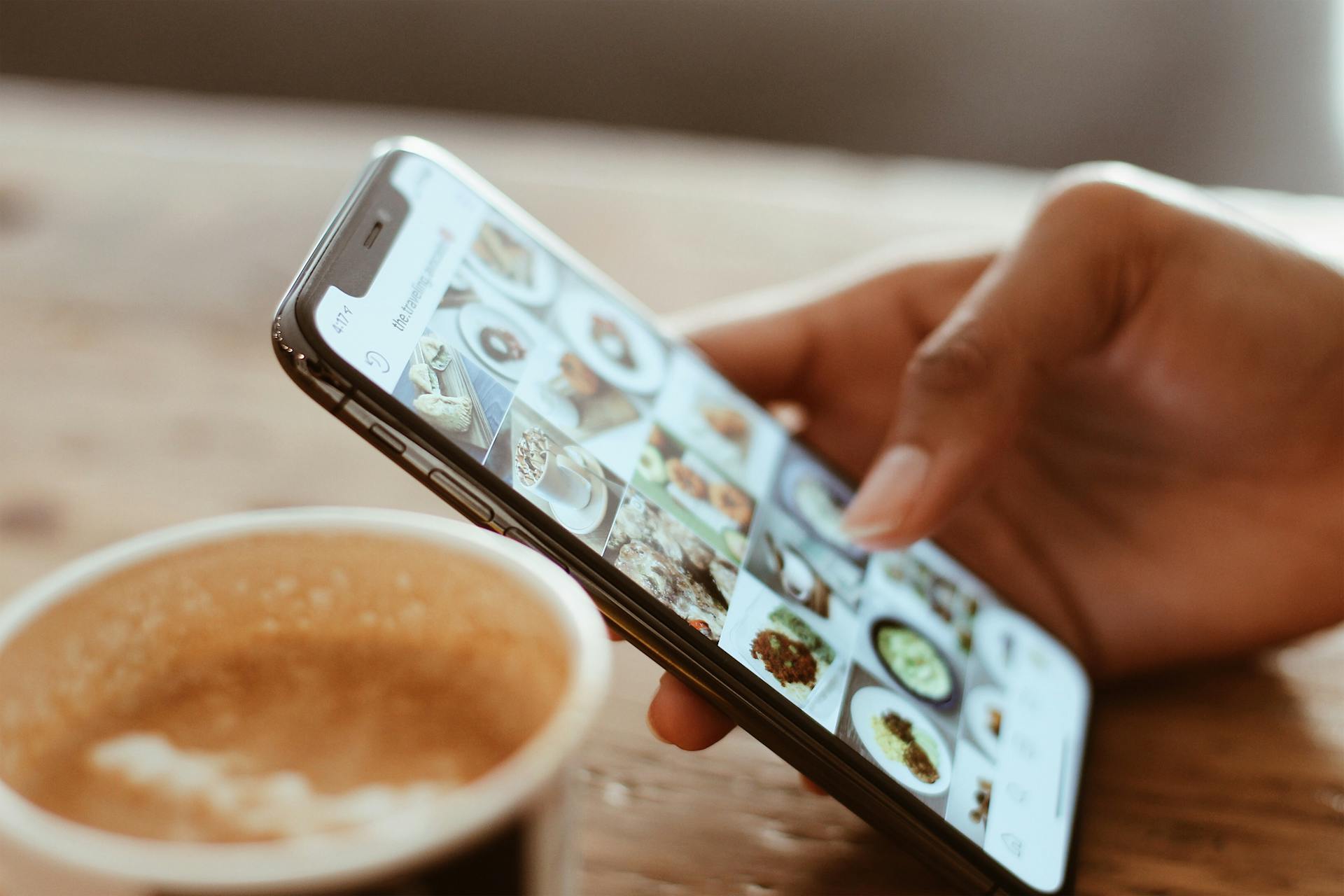 Une personne tenant un téléphone | Source : Pexels
